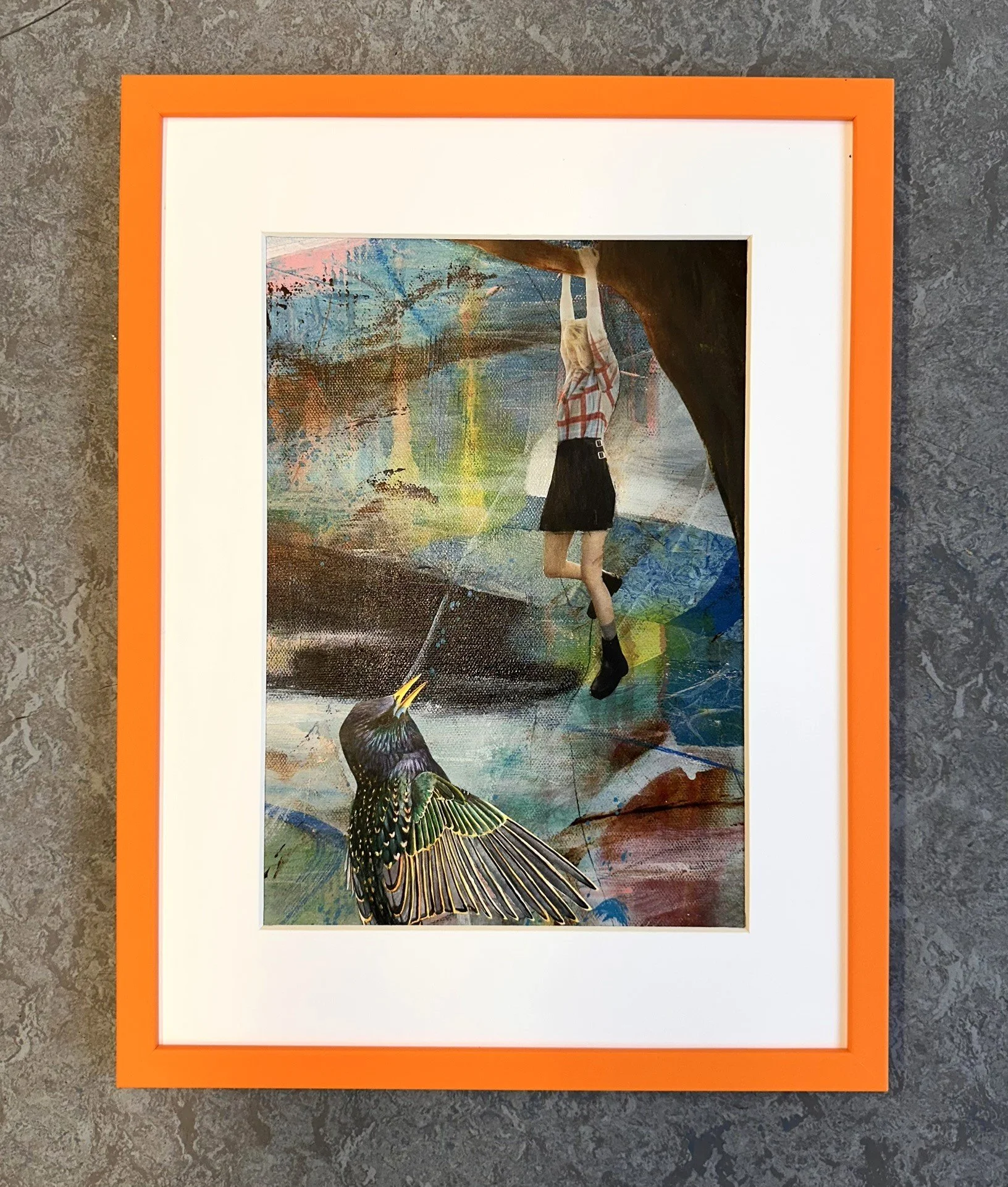 Collage i orange ramme, kvinde og fugl med abstrakt baggrund