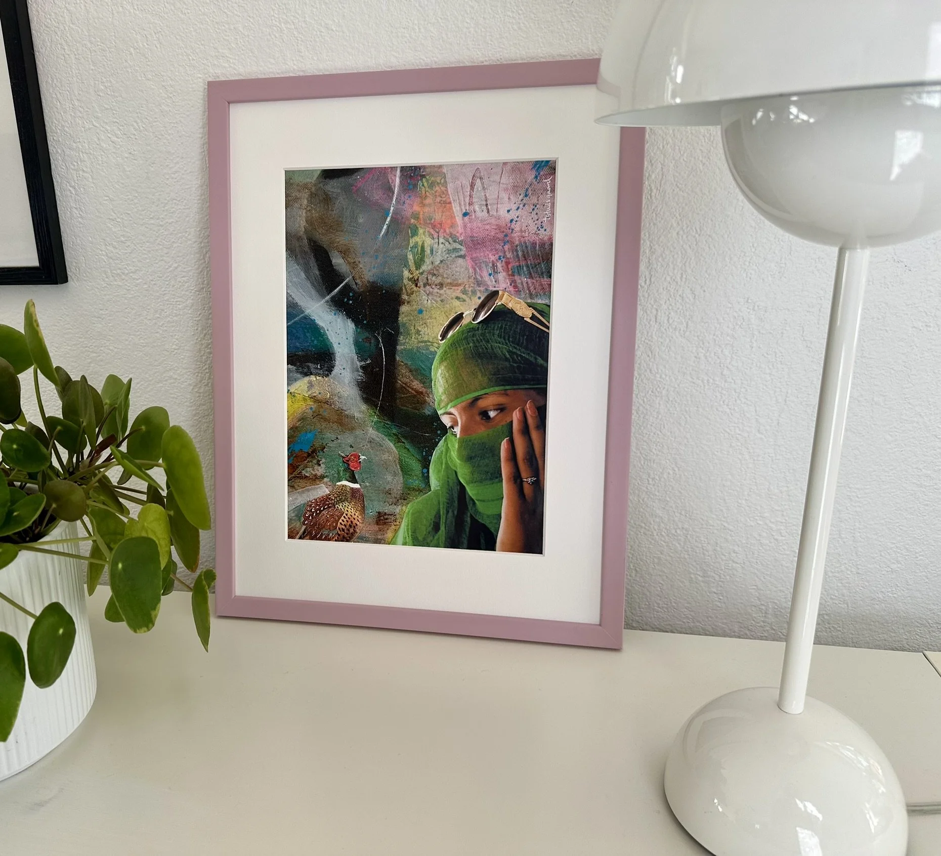 Collage i lyserød ramme, kvinde og fugl med abstrakt baggrund