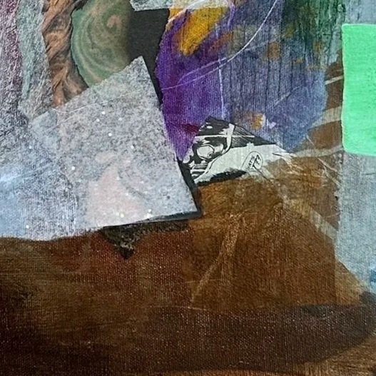 Udsnit af Abstrakt maleri og collage med grønne, turkise, lyserøde og brune farver.