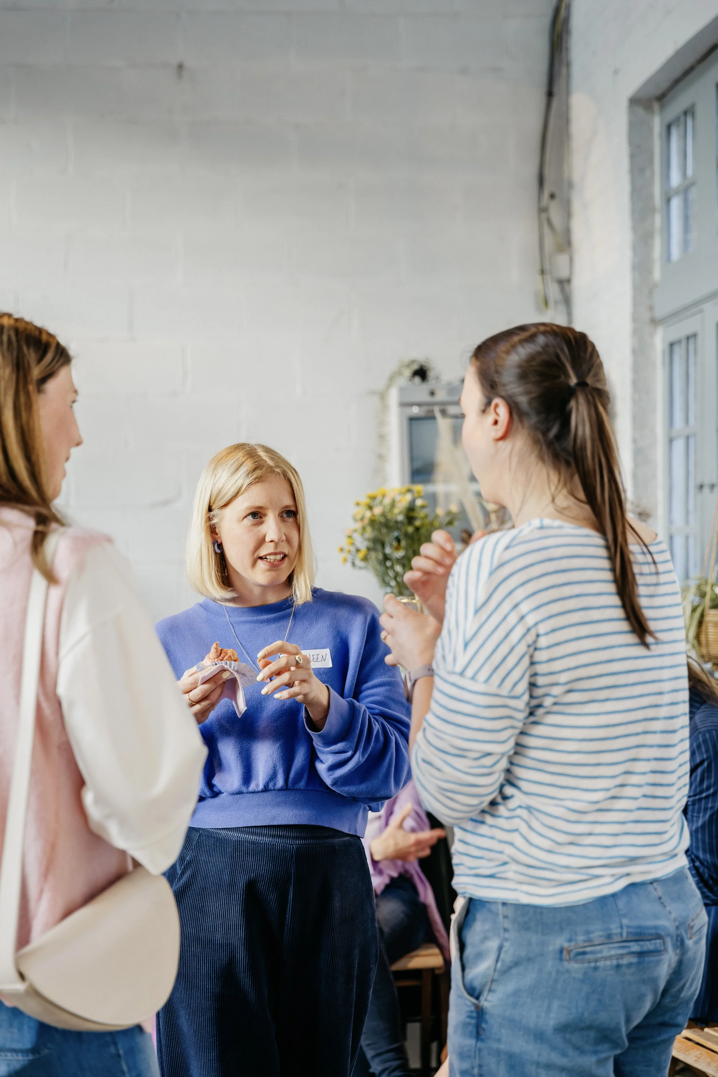 Vrouwen die hun verhaal delen op een bijeenkomst van Kop op Compagnie
