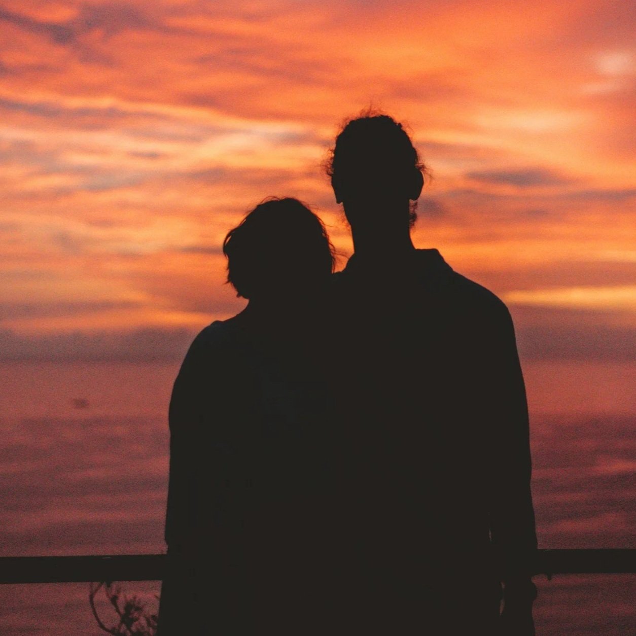 Silhouetted couple watching the sunset while planning their move abroad with guidance from Nido’s personalized Cultural Fit Report.