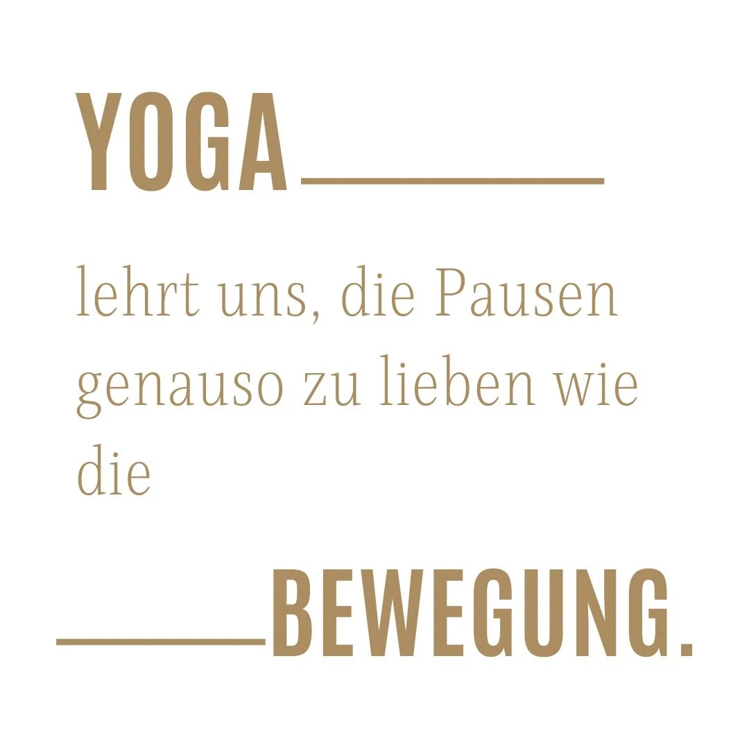 &quot;Yoga lehrt uns, die Pausen genauso zu lieben wie die Bewegung.&ldquo;

Im Yoga &uuml;ben wir, nicht nur die Dynamik, sondern auch die Stille wertzusch&auml;tzen &ndash; die Momente, in denen nichts zu passieren scheint, und die doch alles ver&a