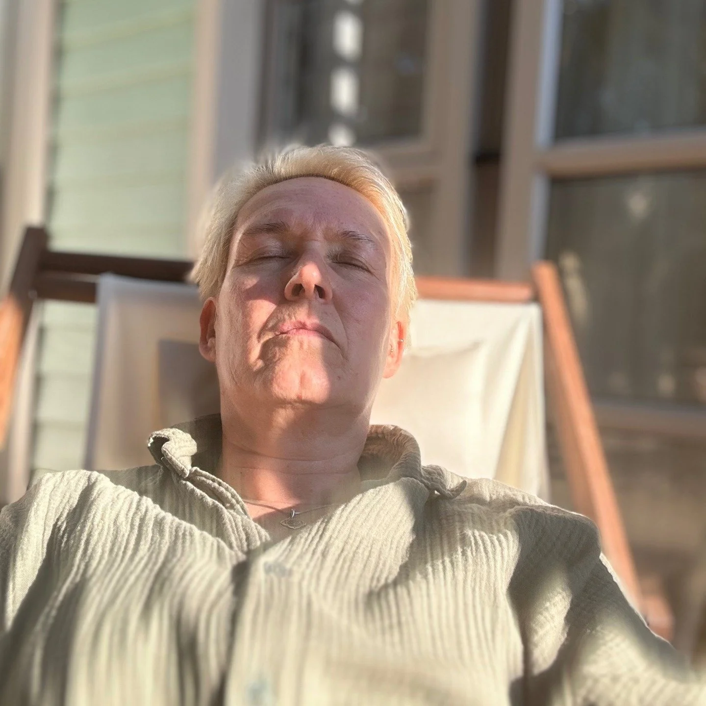 Kennst du das &ndash; du &auml;nderst den Ort, aber etwas in dir &quot;kommt nicht hinterher&quot;?
Der K&ouml;rper l&auml;uft weiter auf Funktionieren, obwohl der Kopf l&auml;ngst sagt: Jetzt darf&rsquo;s leichter werden.

Ich erlebe dieses Gef&uuml