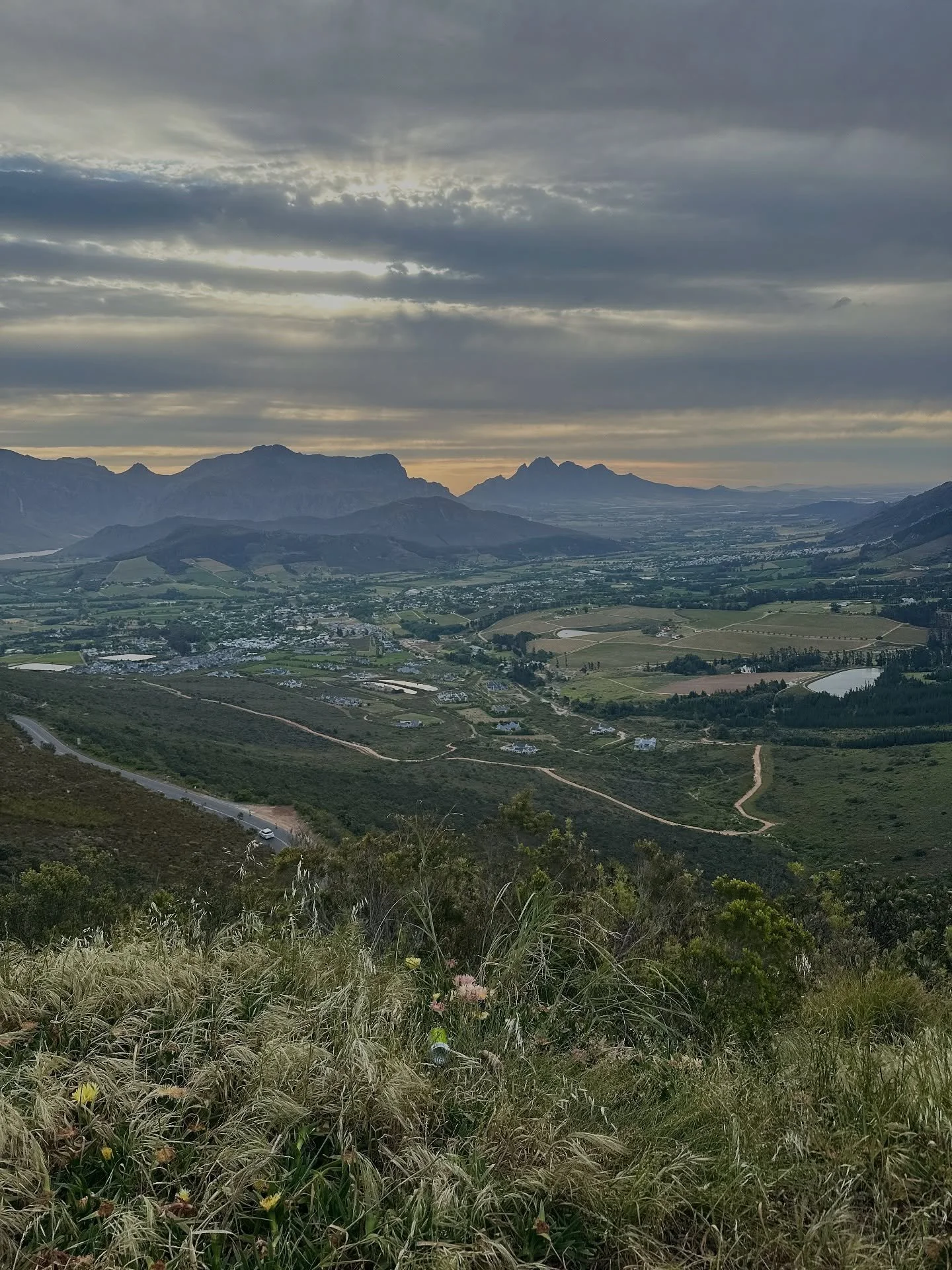 Alleine - und in bester Gesellschaft . Wie sch&ouml;n kann bitte ein Geburtstag sein? 

1️⃣ Alle Suzuki-Jimny-Fahrer gr&uuml;&szlig;en sich hier in SA mit Lichthupe. Da ich aber nie wei&szlig;, wo bei meinem Jimny das Licht &uuml;berhaupt angeht, win