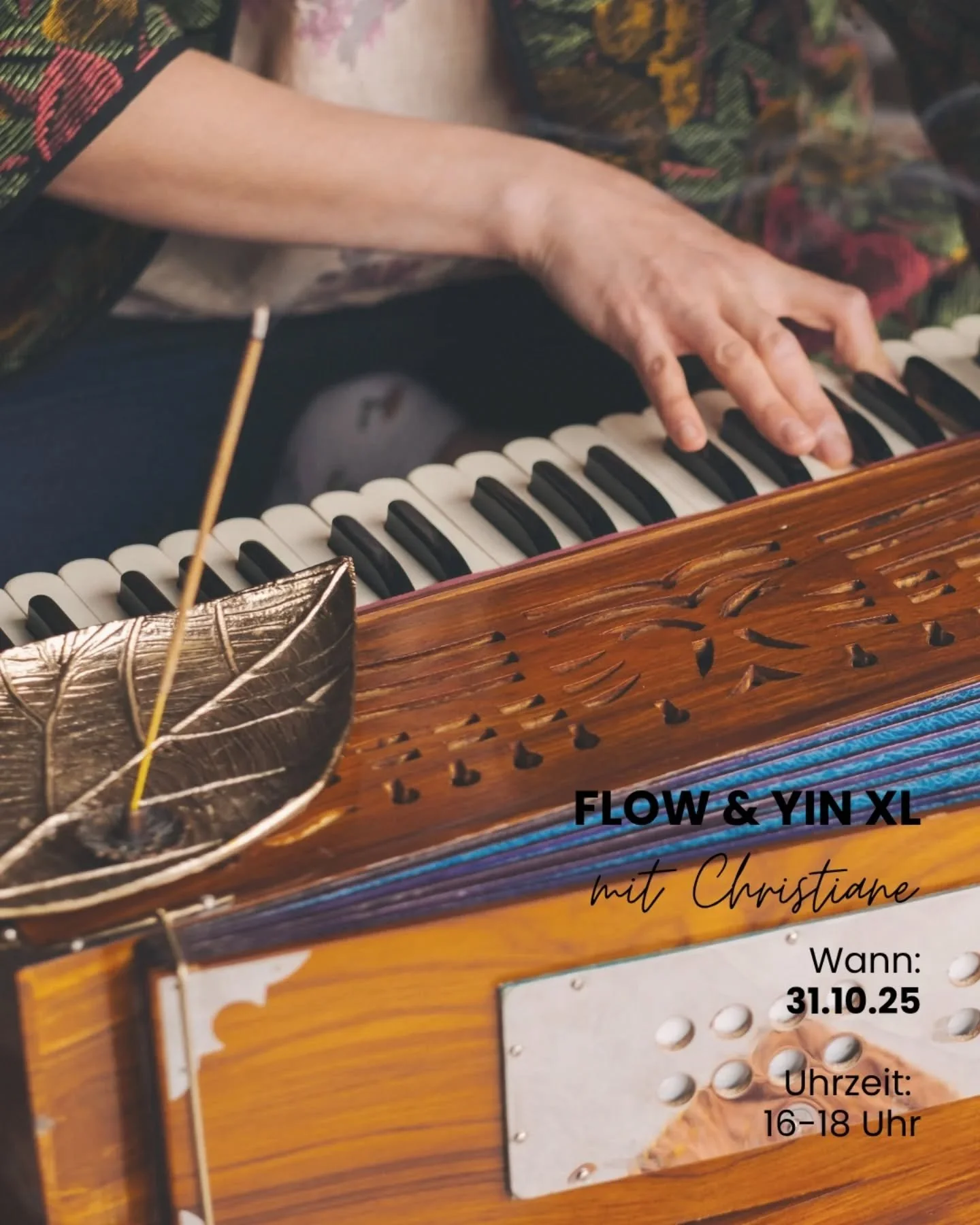 Der Herbst erinnert uns daran, dass Loslassen auch Heilung bedeutet. 🌾

In dieser Yogastunde feiern wir den Wandel:
Zuerst darfst du dich in einer kraftvollen Vinyasa Flow Sequenz bewegen &ndash; Energie tanken, Spannungen l&ouml;sen, im K&ouml;rper