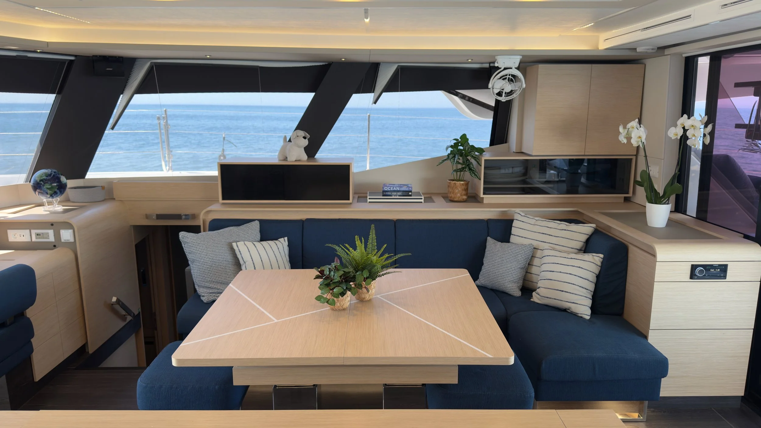 Saloon, Galley, Bar, Nav Station
