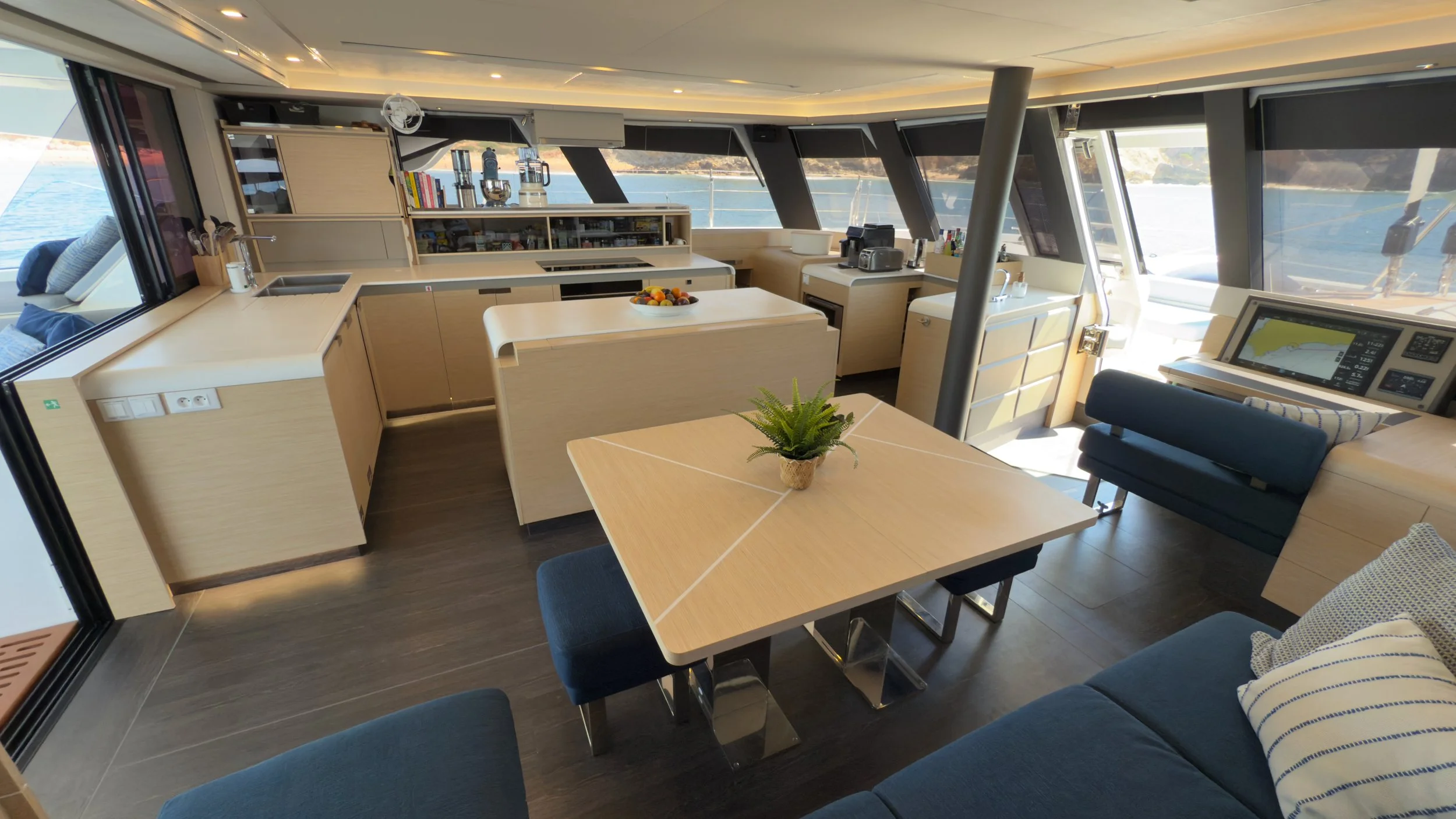 Saloon, Galley, Bar, Nav Station
