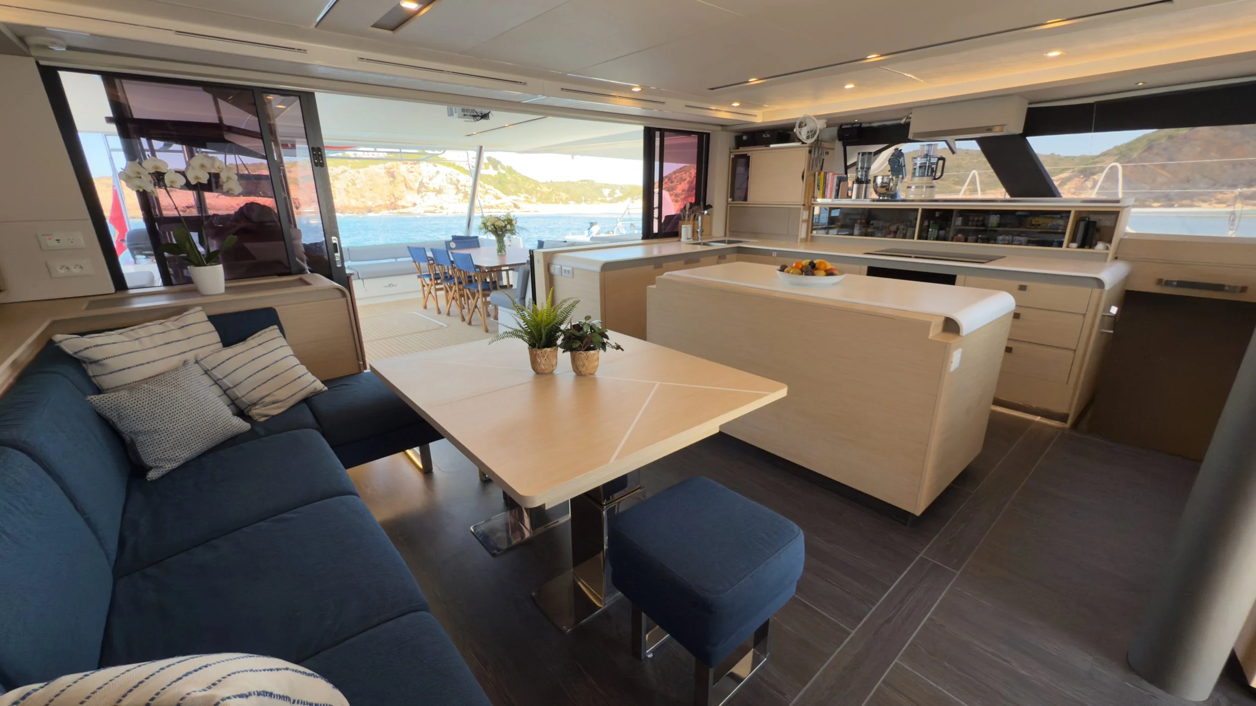 Saloon, Galley, Bar, Nav Station