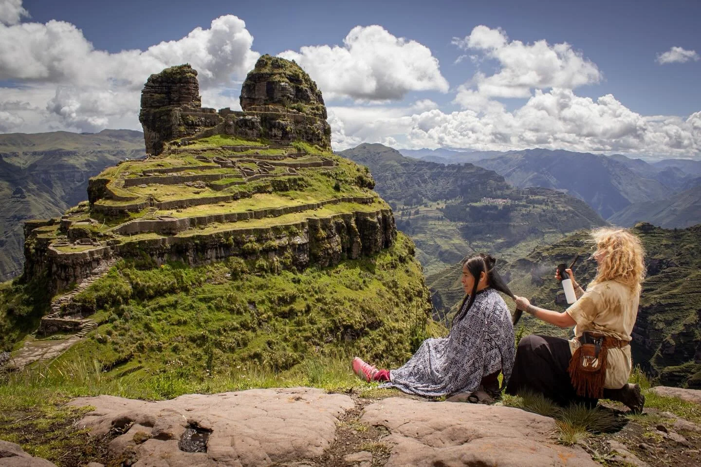 &ldquo;The Waqrapukara Experience&rdquo;

The temple of the cosmos. A temple that is a conduit of light and that connects the earth to the heavens. A sacred bridge.
As we walked upon this beautiful site all was cloudy. I asked my guardians to give a 