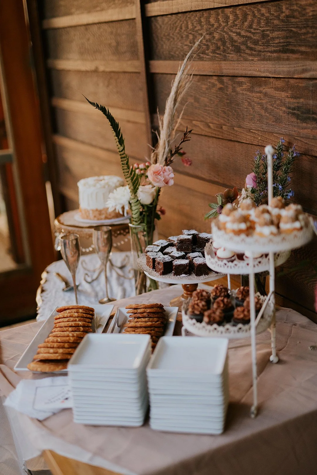 Collins_Sackett_3tieredcakestandApaigePhotography.jpg