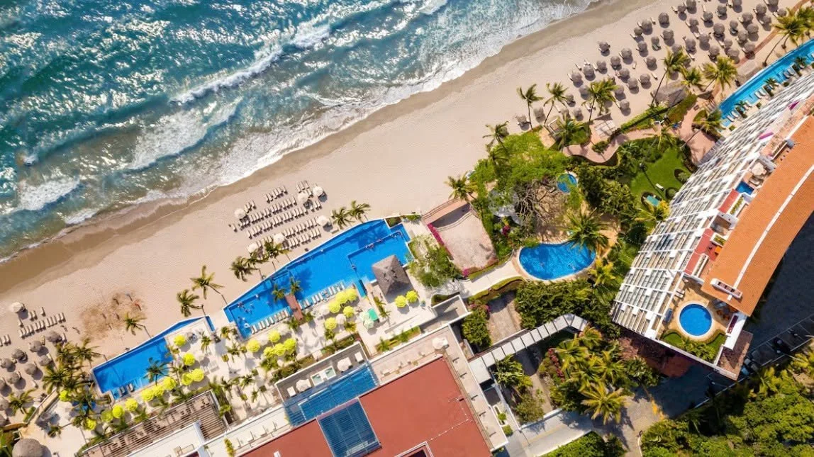 ❄️ This incoming winter storm has me dreaming of the beach&hellip; 🌴

And if a cruise isn&rsquo;t your speed, how about a Puerto Vallarta all-inclusive escape?

🏨 Hyatt Ziva Puerto Vallarta &ndash; All-Inclusive
🛏 Ocean View Balcony King
📅 March 