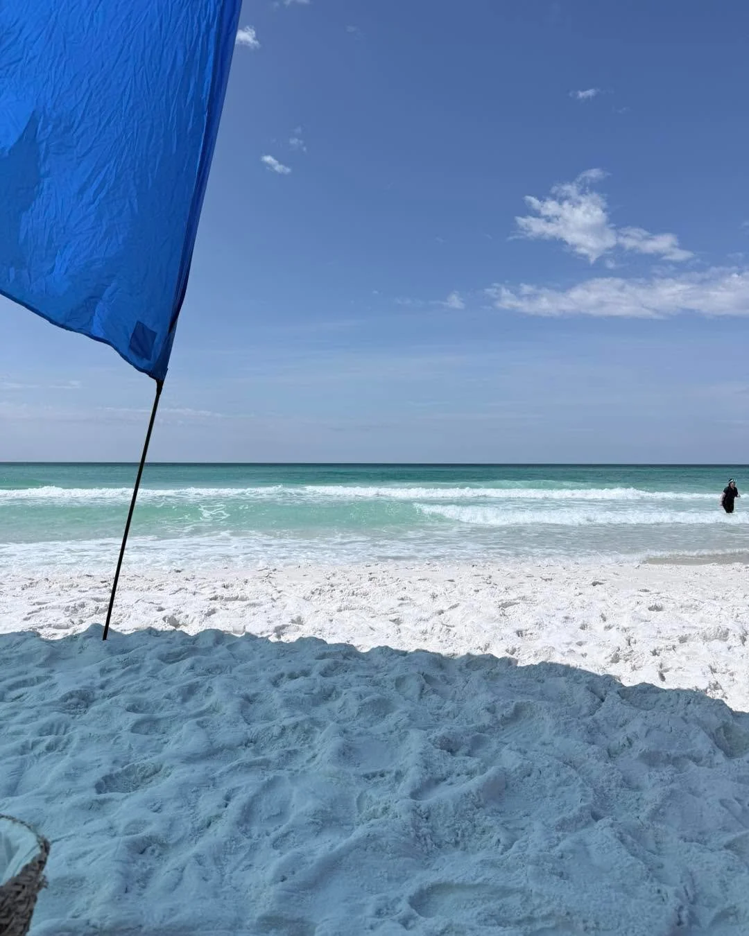 Beach on a Thursday? Yes, please!

Laguna Beach, Florida is that easygoing stretch of the Gulf where time slows down in the best way. Soft white sand, emerald water, and plenty of space to just breathe a little deeper.

Midweek here feels like a secr