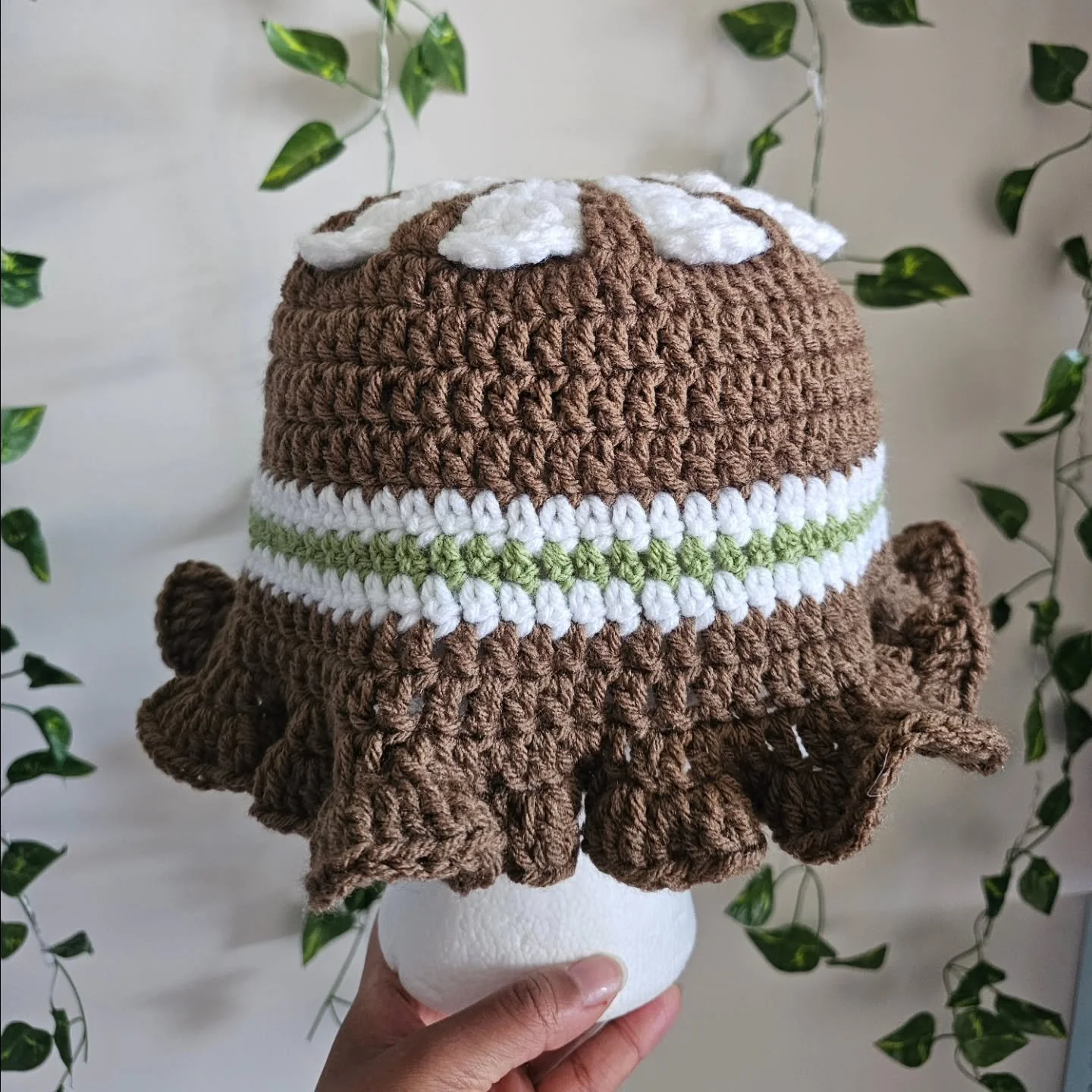 Springtime is all about the flowers! Here's a bucket hat featuring a retro 70s-style daisy on top 🌼