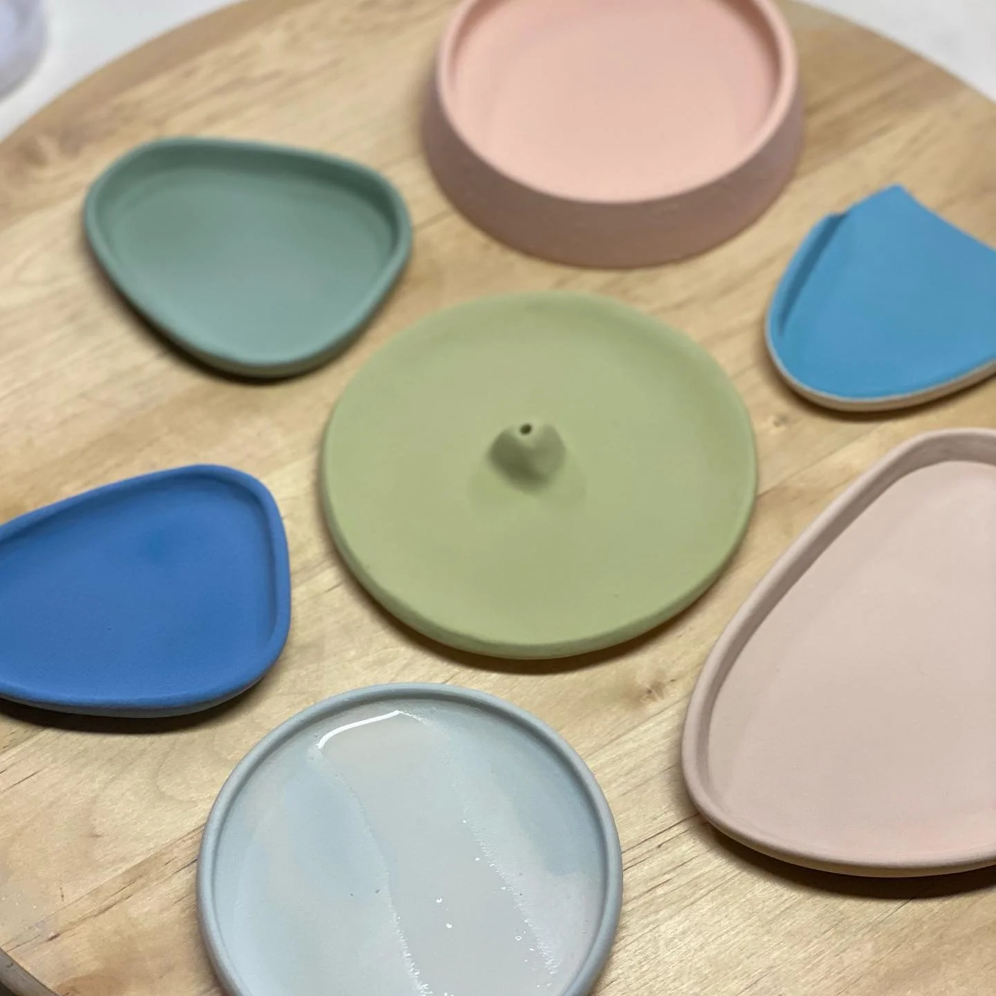 More colour tests..! 
It&rsquo;s always tricky with ceramics as what you see is never what you get (after the final fire) and thus the need for tests..!

Working out colours for my range still..

Oh hell, I&rsquo;ll even fire the test plate and see w
