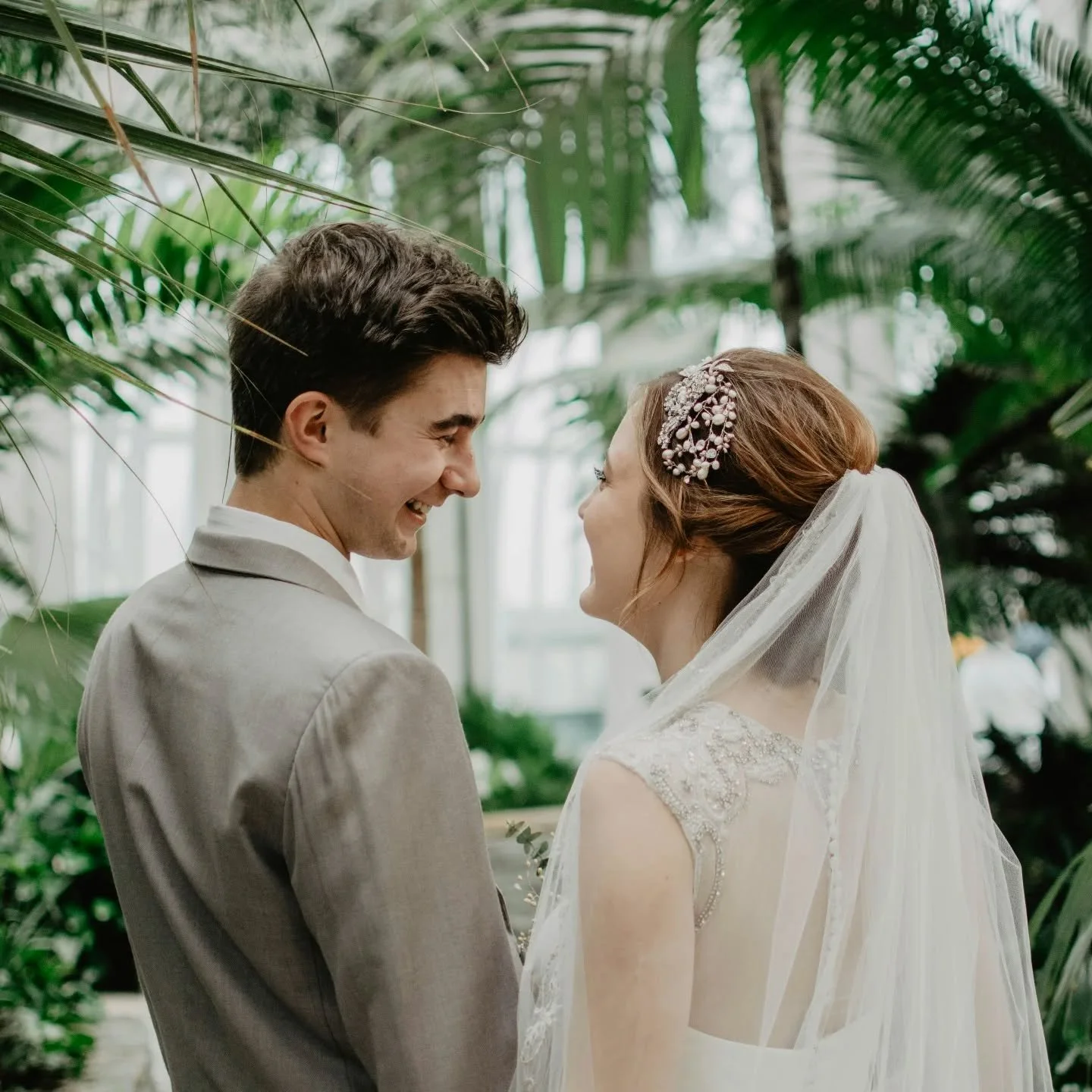 📞 Appel Découverte 
Parce qu'un mariage parfait c'est un mariage qui vous ressemble.
Au-delà de l'organisation, nous formons une véritable équipe pendant plusieurs mois, aussi, nous proposons à tous nos futurs mar