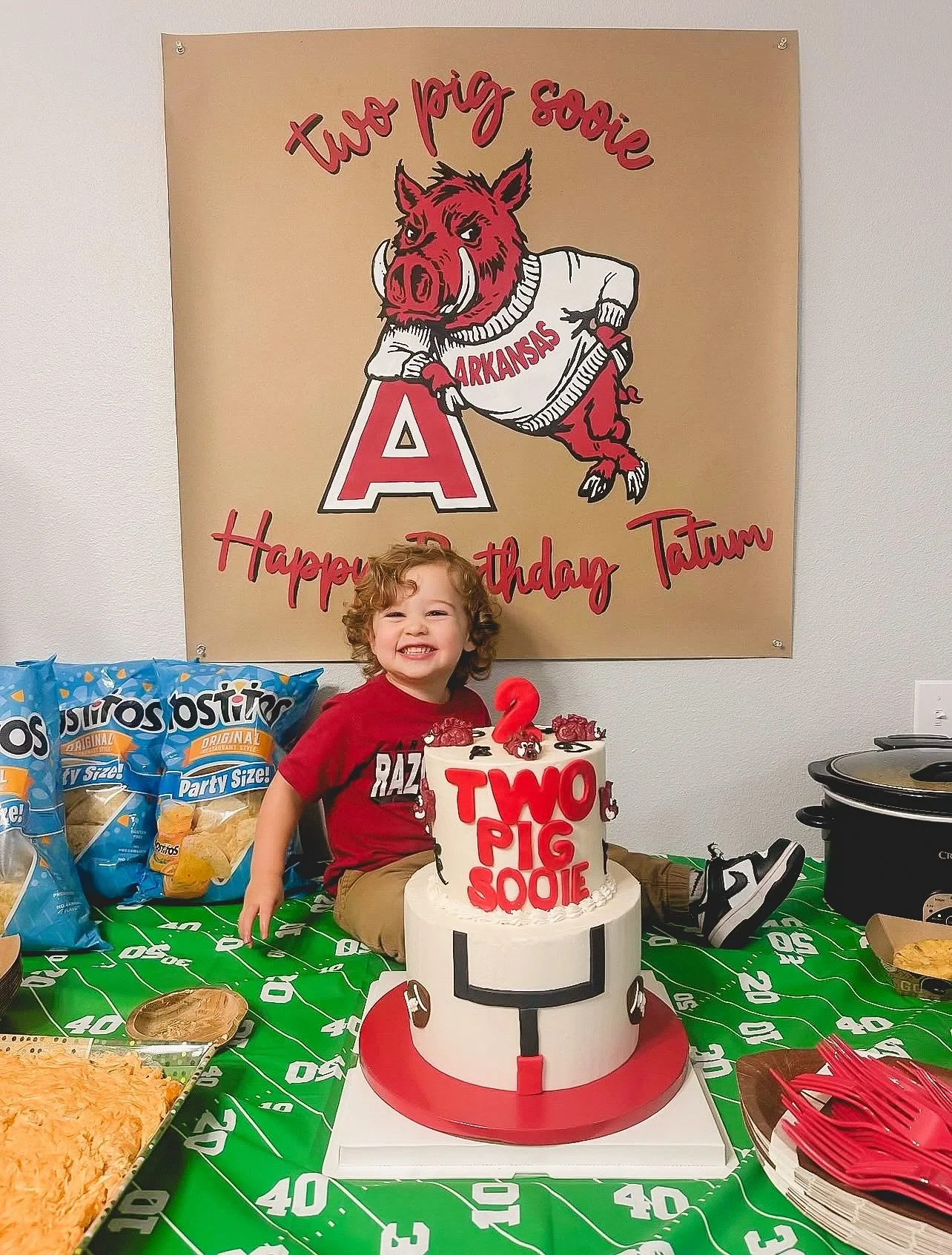 Warning: excessive cuteness and Razorback pride ahead 🐗🔥 This &lsquo;Two Pig Sooie&rsquo; setup scored BIG for little Tatum&rsquo;s 2nd birthday! 🎂🏈