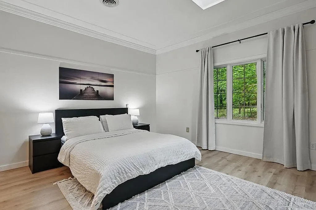 Deluxe bedroom with King Bedroom with high speed internet