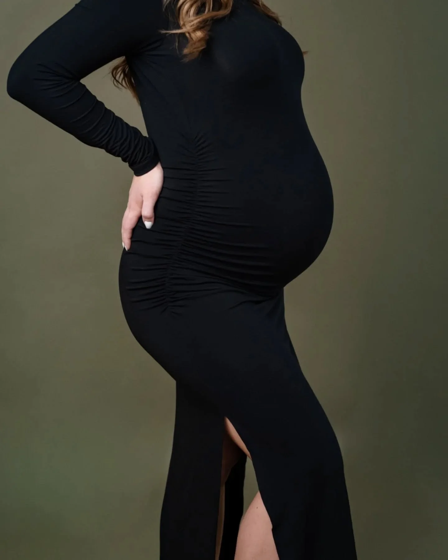 Most moms walk into this session a little unsure.

I&rsquo;m not sure how I&rsquo;ll feel.
I&rsquo;m not used to my changing body.
I&rsquo;m not sure what to wear.

All of these feelings are valid.

Pregnancy can feel unfamiliar in so many ways&mdash