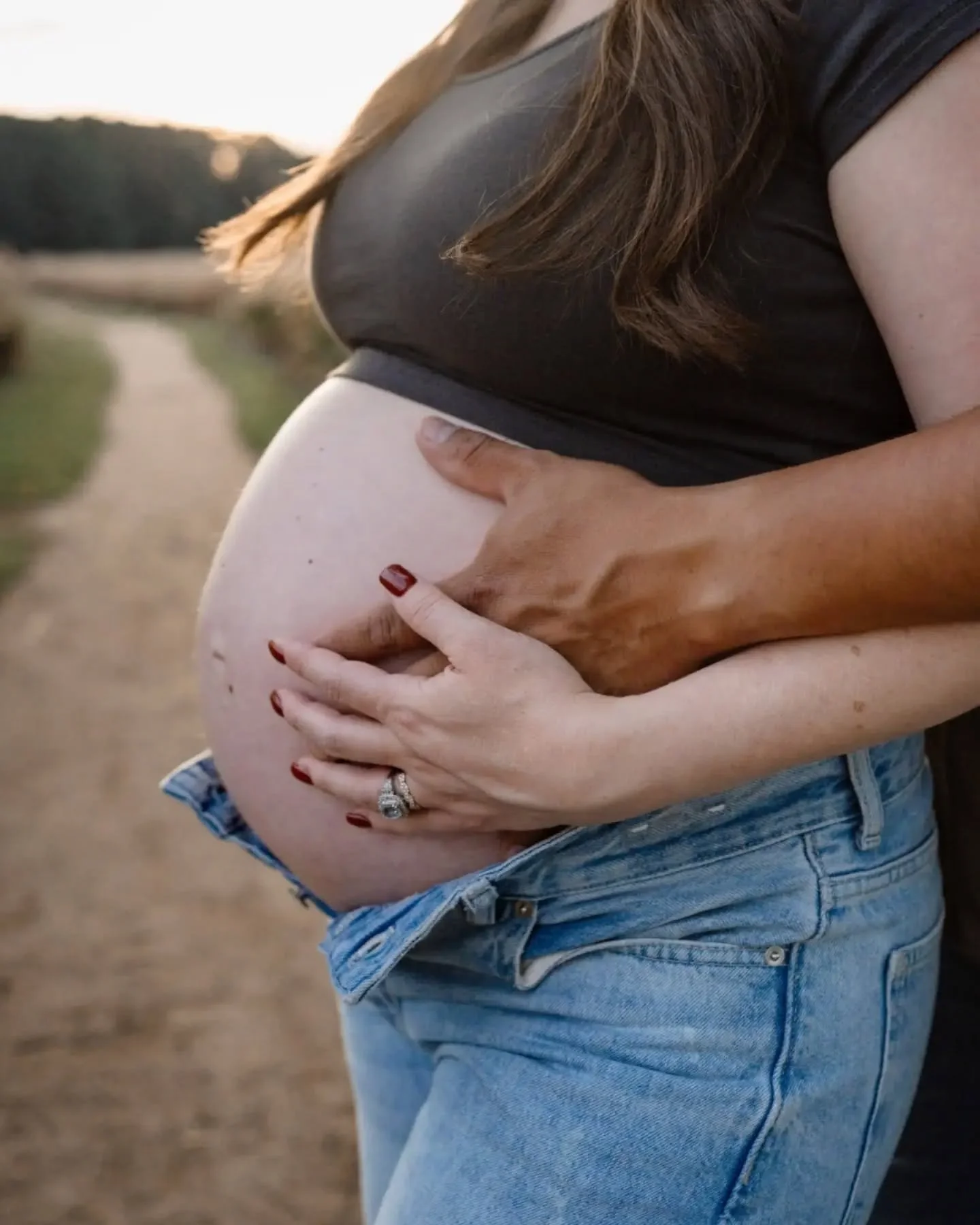 You don't have to show up to your maternity session knowing what to do. 

How to stand, where to put your hands, or where to look&mdash; none of it is your job. 

It's mine! 

And don't worry, we won't waste your time with a bunch of stiff poses. We'