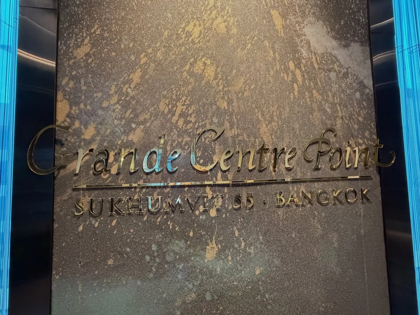 Nous sommes arriv&eacute; hier soir &agrave; Bangkok, Tha&iuml;lande. 🇹🇭 Hier soir&hellip;. Pour nous le 31 octobre 2025 vers 23h30&hellip; pour vous c&rsquo;&eacute;tait le 31 au matin. Ouf pas facile le d&eacute;calage horaire. Pr&eacute;sentemen