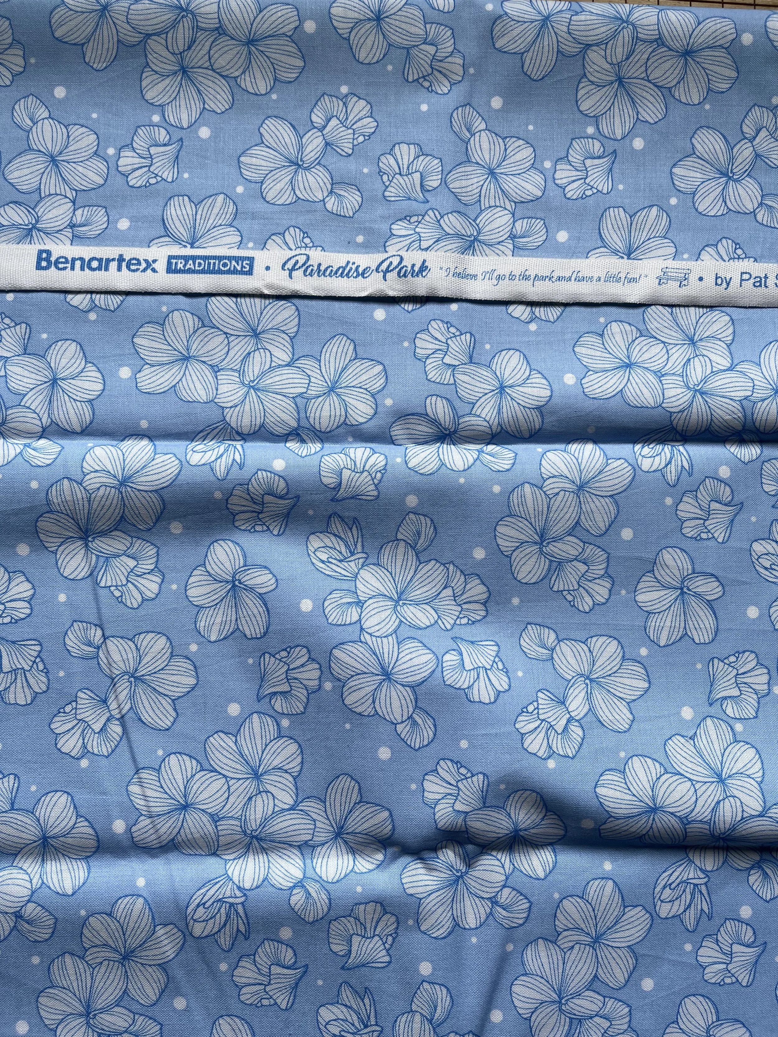 Benartex The Blue In Paradise Park