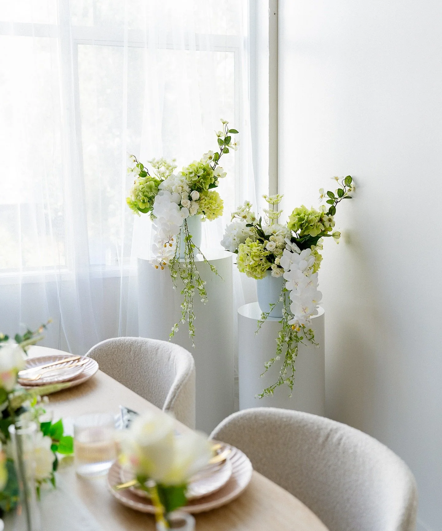Available to hire 🌿✨ Create a timeless, elegant setting with our faux florals. The perfect way to elevate your event without the fresh flower price tag.

#bridal #bridalflowers #fauxflowers #wedding #weddingnz #flowersnz #weddingaesthetic
