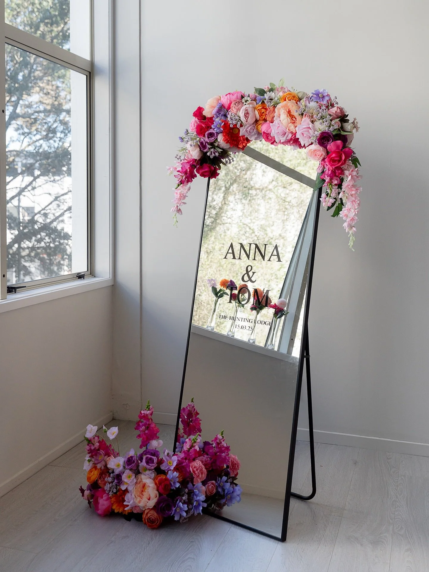 A pop of colour to welcome your guests in style. Our faux florals bring your signage to life. Beautiful on the day, timeless in every photo. ✨