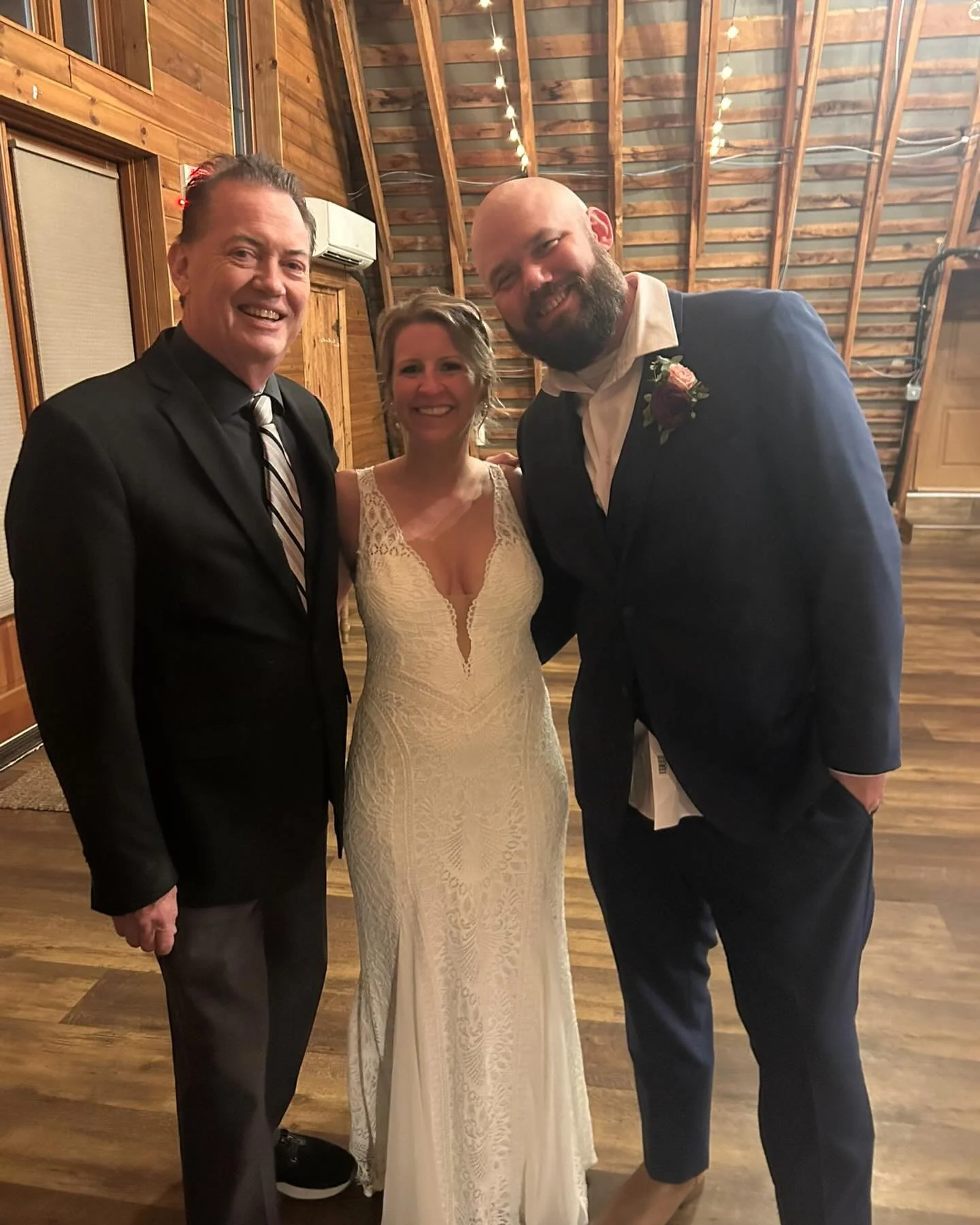 Packed dance floors and wonderful fun are always a good thing with brides and grooms!  Let me make a difference to you!