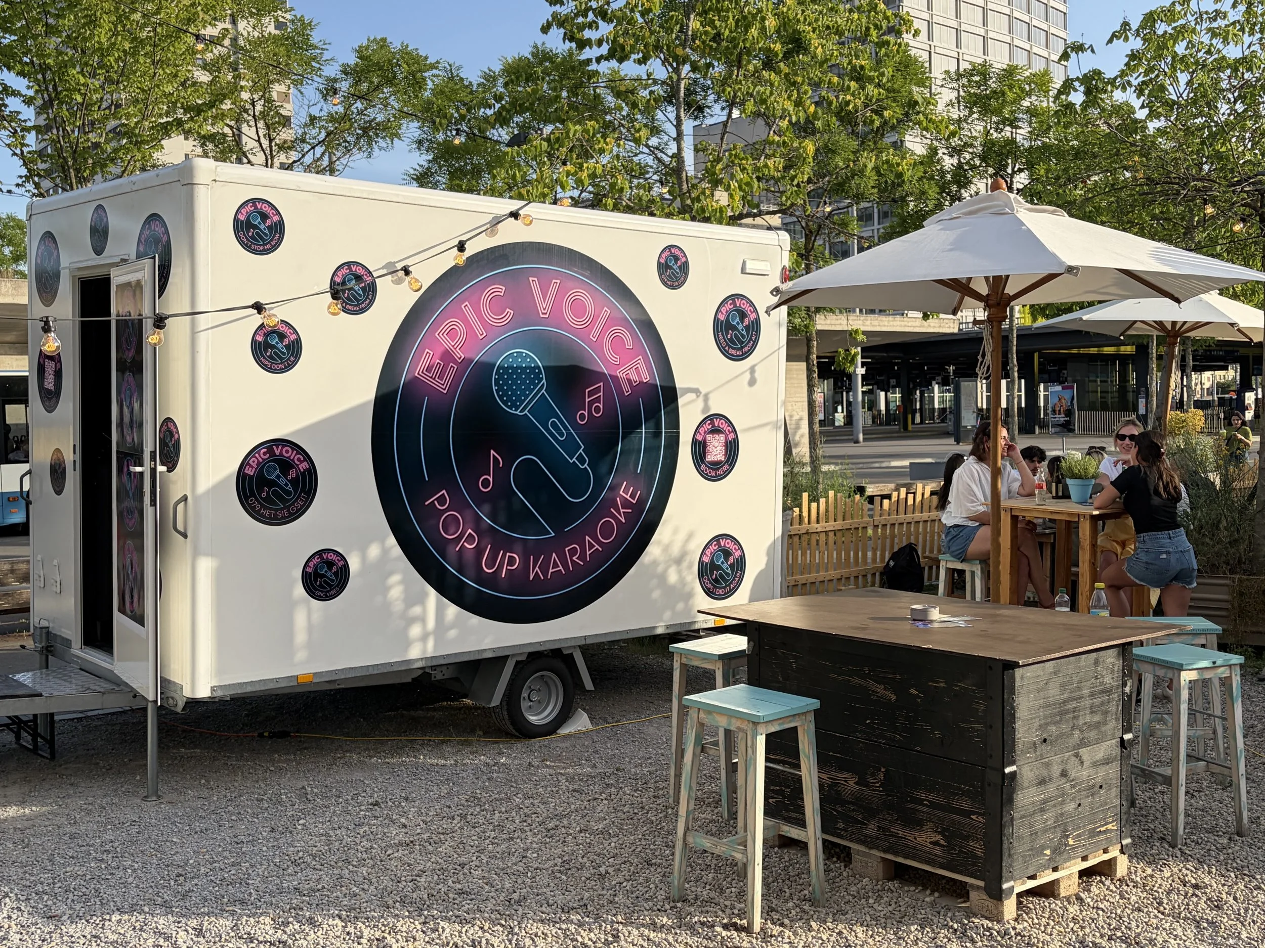 Cooler Karaoke Wagen, direkt zum Event geliefert perfekt für Teamevents und Teambuilding.