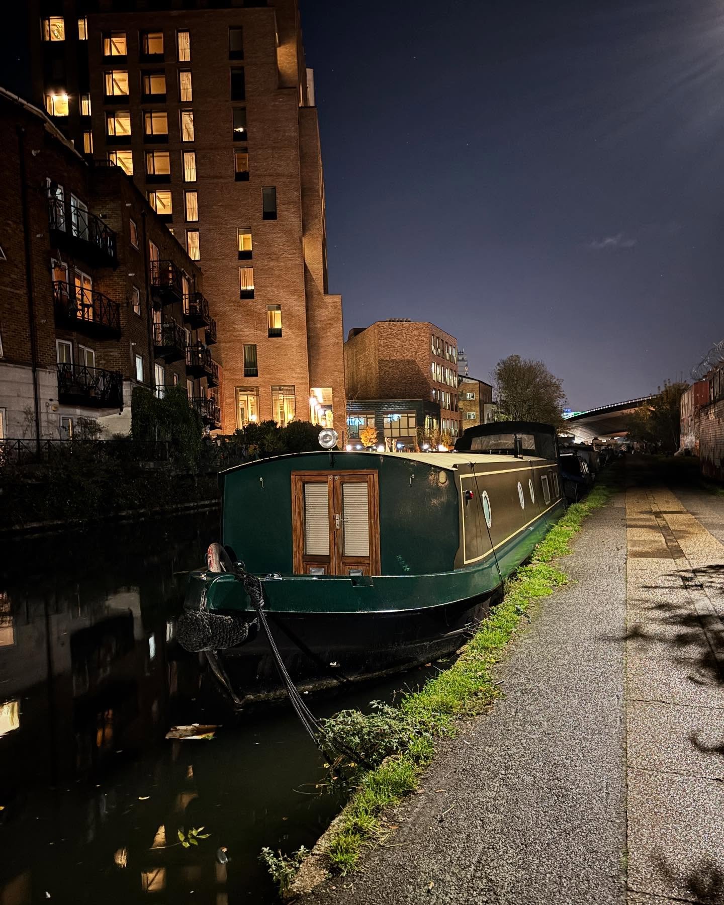 Jeg elsker London. Byen var mit hjem i 11 &aring;r og den er stor en del af min historie. Og ogs&aring; i min fremtid. Jeg elsker byen for det storbyske og samtidigt landsbyf&oslash;lelsen i bydelene. Men jeg er ogs&aring; lykkelig for ikke at bo her