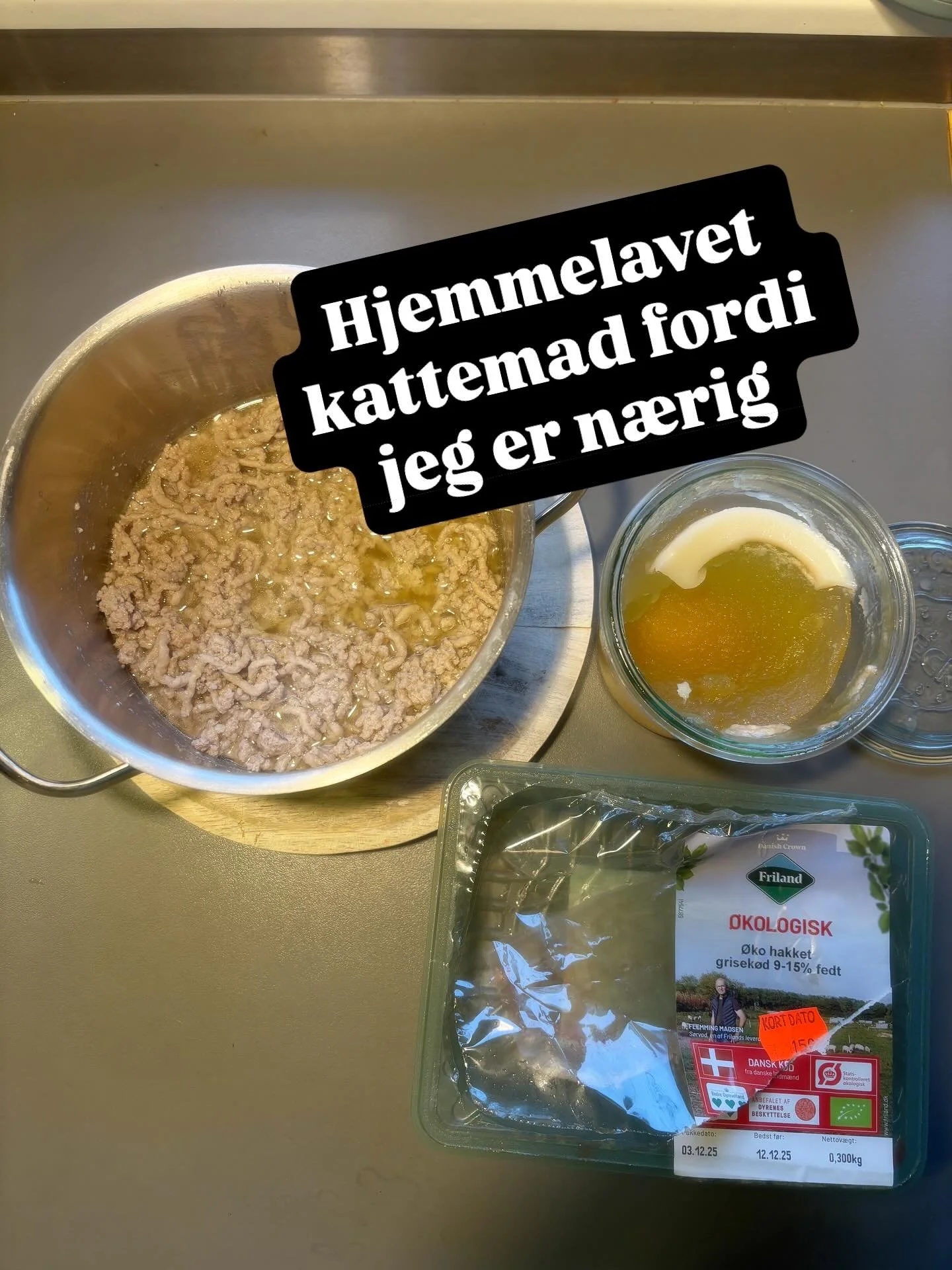 Jeg er vild med min rejse ud i at lave mad til min kat! Det startede af n&aelig;righed (har du set priserne p&aring; kattemad?!???) Og nu er jeg kommet ind i god rytme med det. Jeg browser tilbud i supermarkedet og sl&aring;r til n&aring;r der er bil