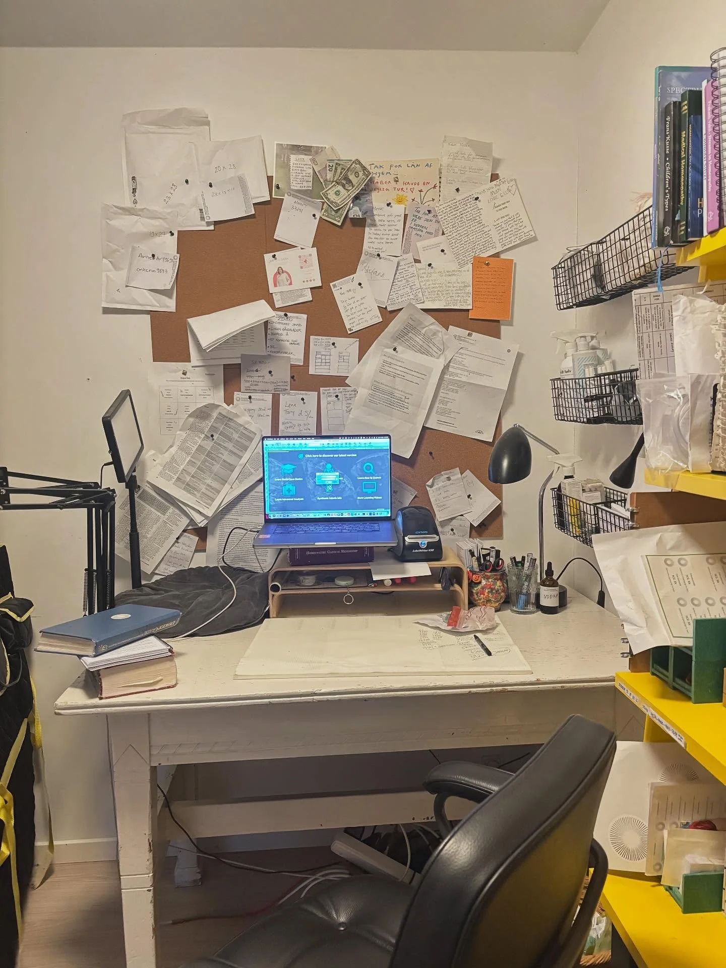 Det kan m&aring;ske v&aelig;re sv&aelig;rt at se det. Men dette er mit opryddede arbejdsv&aelig;relse. Jeg godt se det det ser lidt kaotisk ud p&aring; billederne, men det er dr&oslash;mmeforhold for mig at arbejde i. Jeg er taknemmelig for dette rum