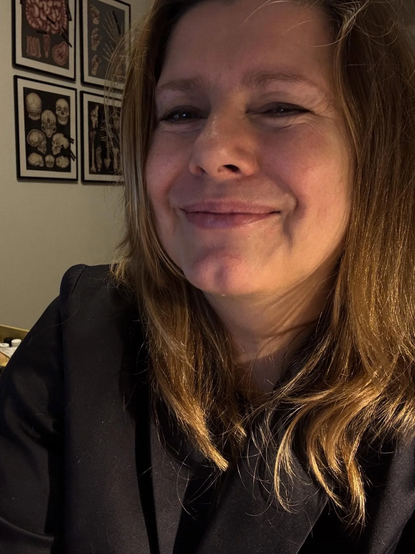 Jeg har haft flere kendte mennesker igennem min klinik, og det er selvf&oslash;lgeligt stort p&aring; sin egen m&aring;de - meeeen jeg kan sgu n&aelig;sten ikke komme mig over at jeg nu ogs&aring; behandler min yndlings-bager-famile 🥐🥮☕️ Jeg m&osla