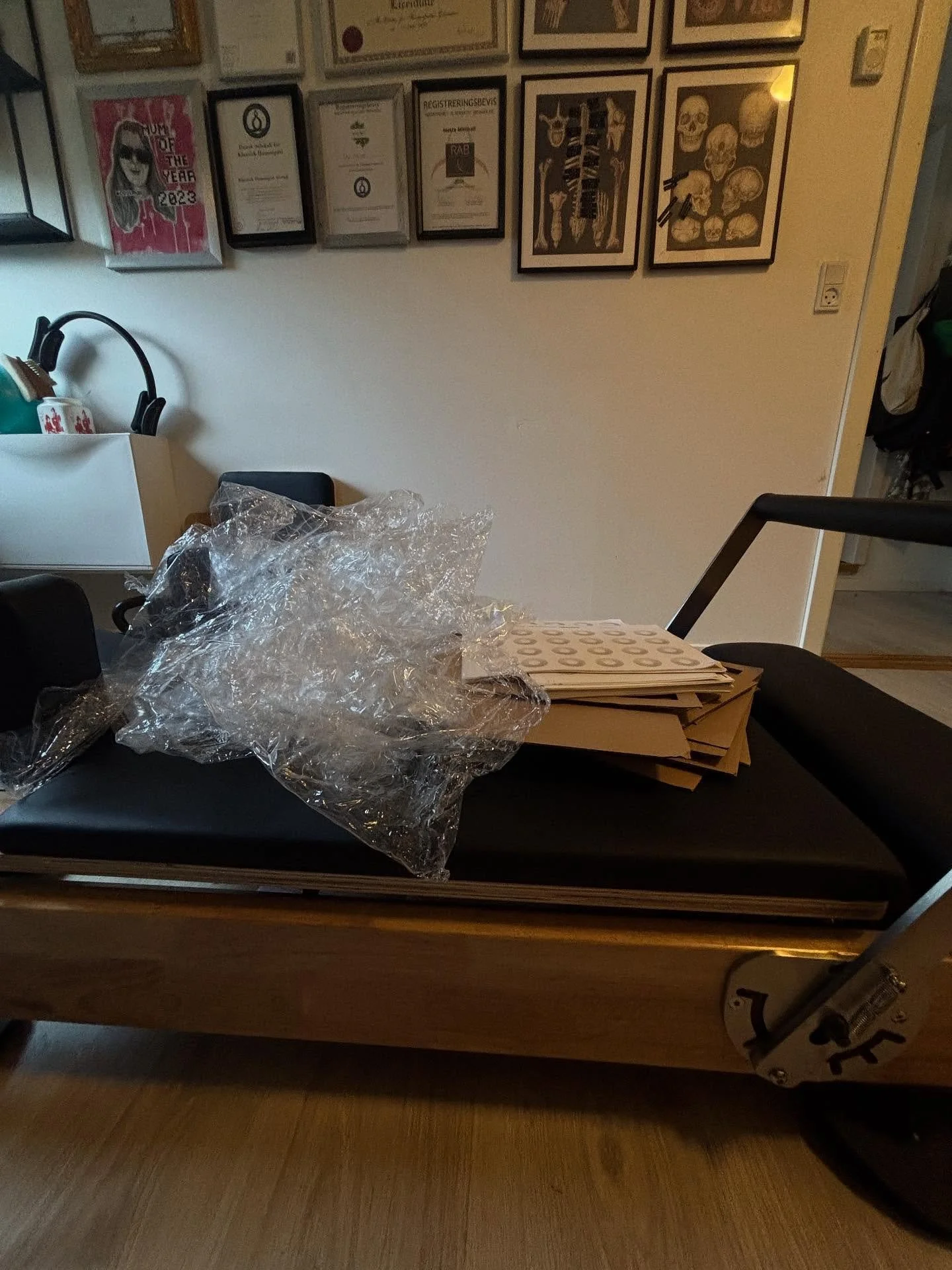 Jeg har f&aring;et etiketter leveret i dag. Jeg synes jo det er hyggeligt at det hele ser lidt p&aelig;nt ud n&aring;r jeg sender - men alts&aring;&hellip;. Den bunke af affald der f&oslash;lger med, kan jo godt f&aring; en til at genoverveje leveran