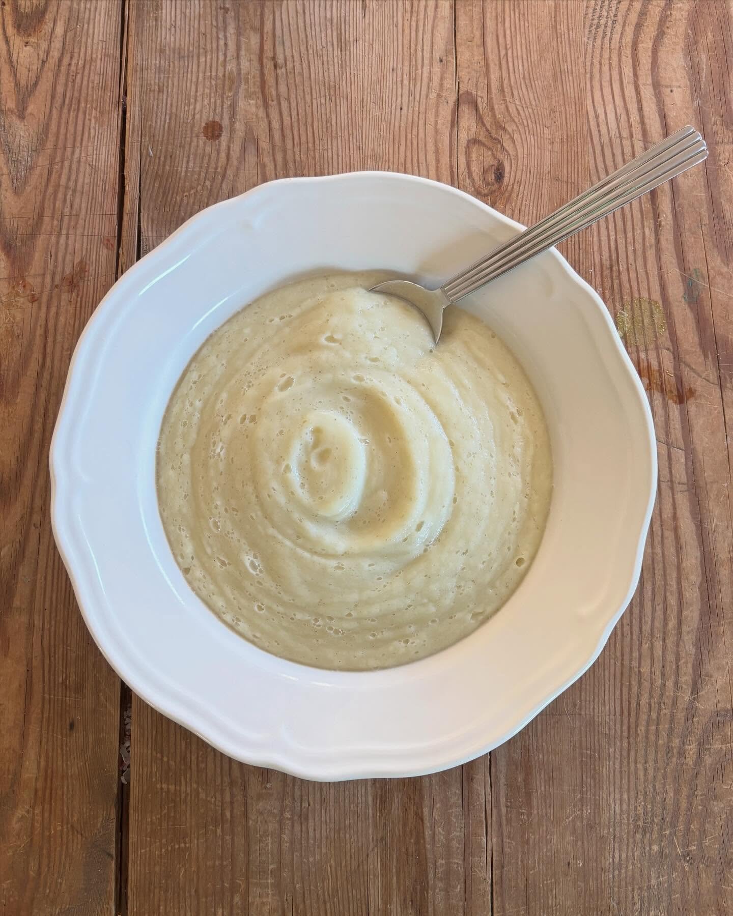 Endnu en l&aelig;kker opskrift fra blenderen til kuren 😋 blomk&aring;l, pastinak, frisk peberrod og citronskal - serveret med 4 kogte &aelig;g (hvoraf 3 a blommerne er blevet kaseret) Jeg kunne ikke spise op! 🥰🥰🥰 Skal du med p&aring; kur i maj? C