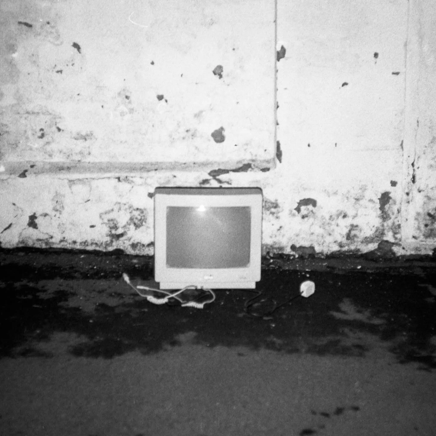 Is it a universal thing to discard broken objects on the side of the street? #abandonedphotography 
&bull; shot on 35mm film