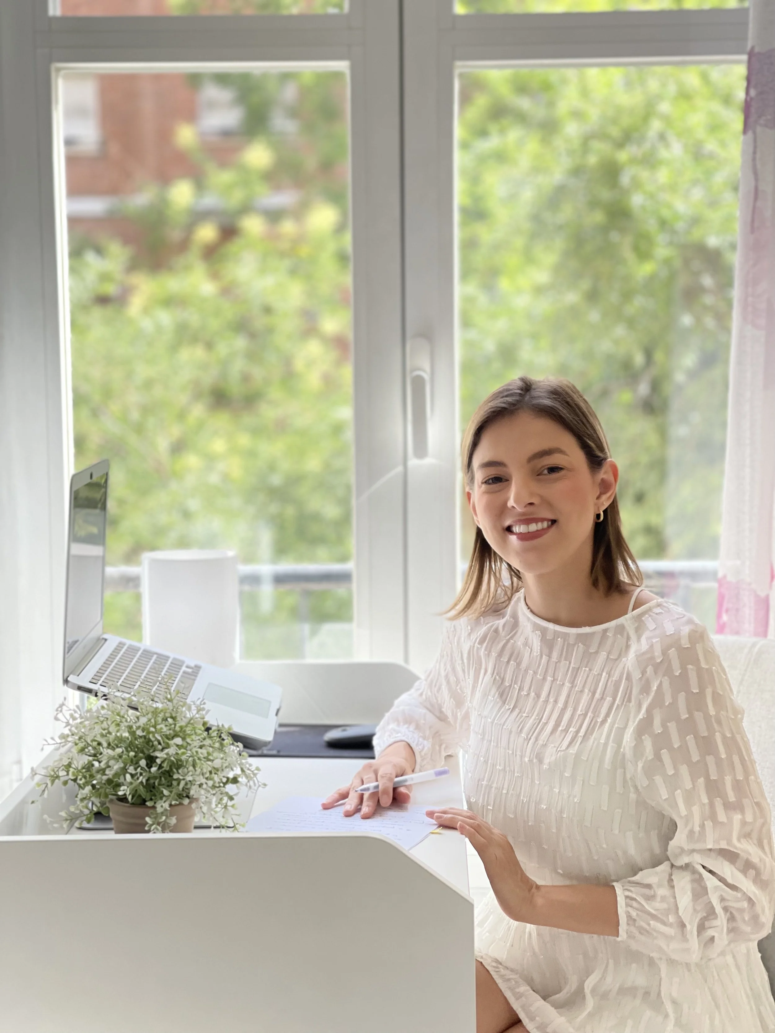 Una imagen de la Psicóloga Sofía Rumíe sonriendo y dando la bienvenida a su página web