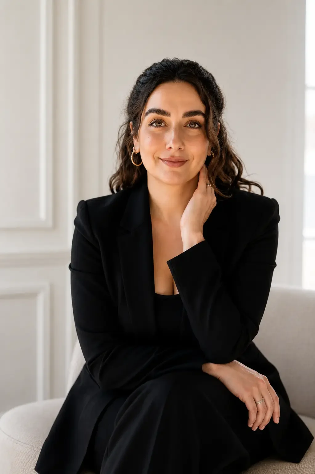 Portræt af Silvia William i sort blazer i lyst og minimalistisk miljø