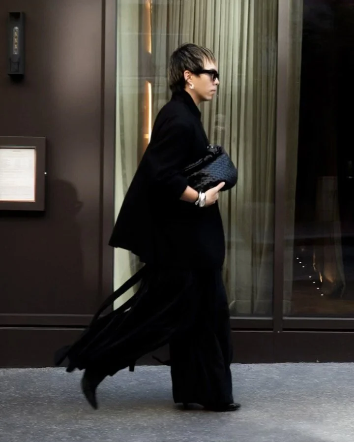 PFW DAY 02 | Layering season is here and I just can get enough of textures and layers, because all black isn&rsquo;t boring. 

__ 
@meller sunglasses 
@thefrankieshop blazer 
@bytominaga trousers 
@zara dress and kitten heeled boots
@newbottega bag
@