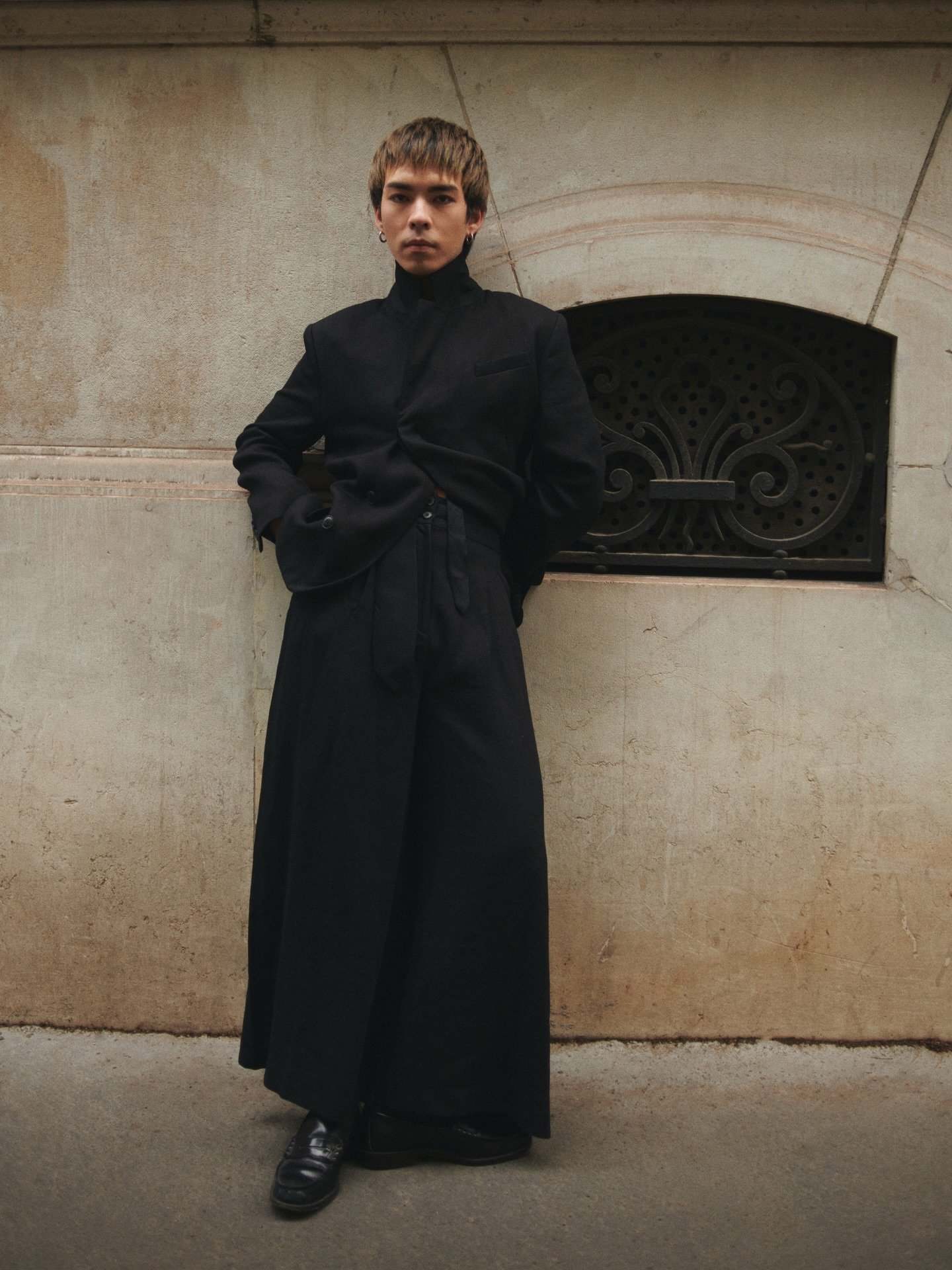 An archive look from a few months ago that never reached the main feed but definitely has my heart. A classy full black look, and a hairstyle that I can&rsquo;t pinpoint if I regret having or not.

Photographed by @vagocsabakornel