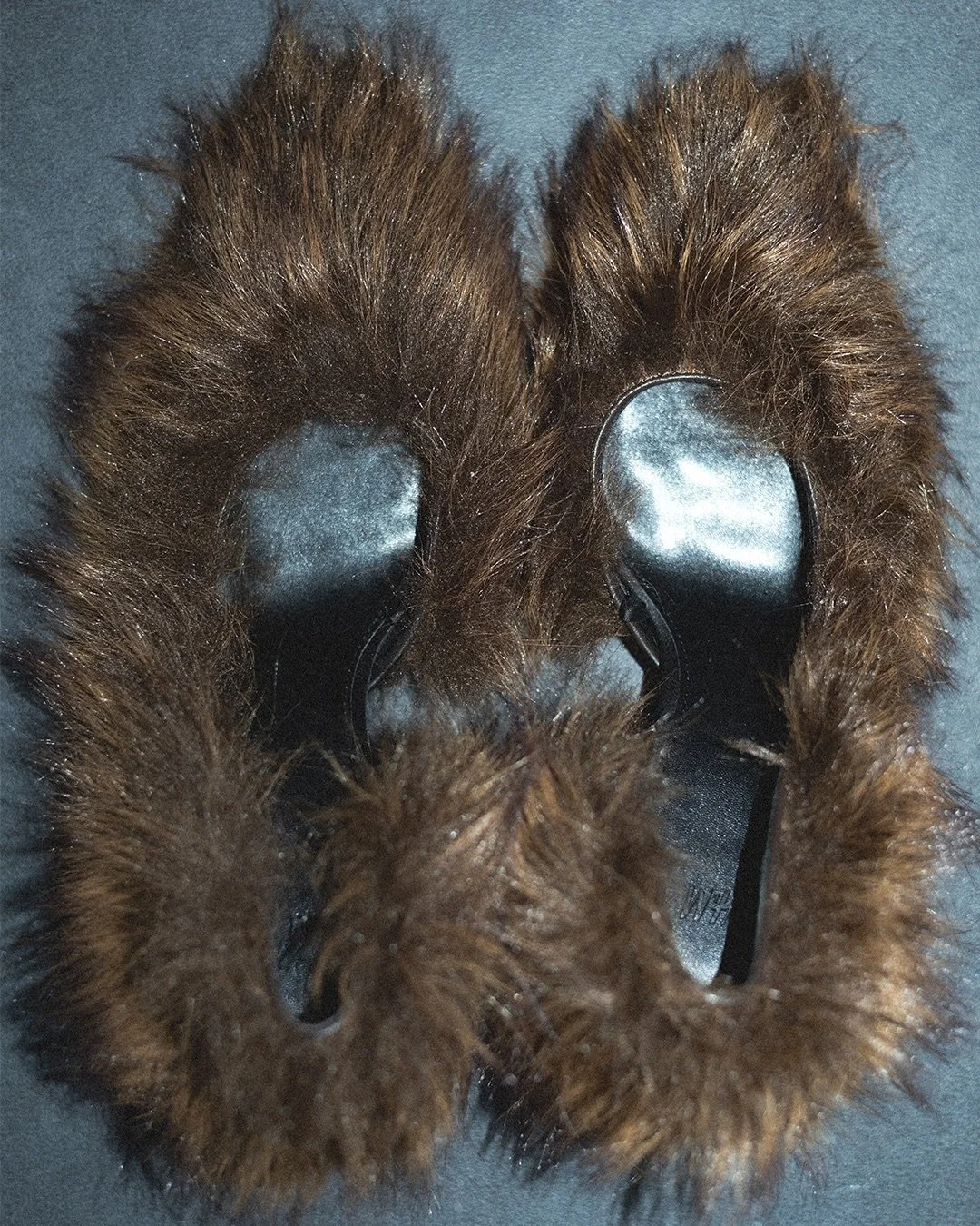 Backstage details for @maisonmogharab with amazing team @xinizheng @mlleagency @petit_sep @kim.afr @yiniii_gao @katrin.sachenko @vagocsabakornel @maria.studio.paris @felicia.feith @grebentsov_ 🤍