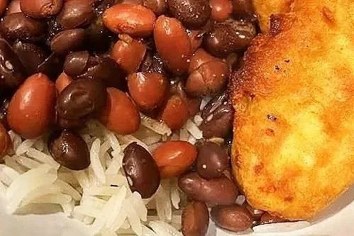arroz con habichuelas (frijoles)