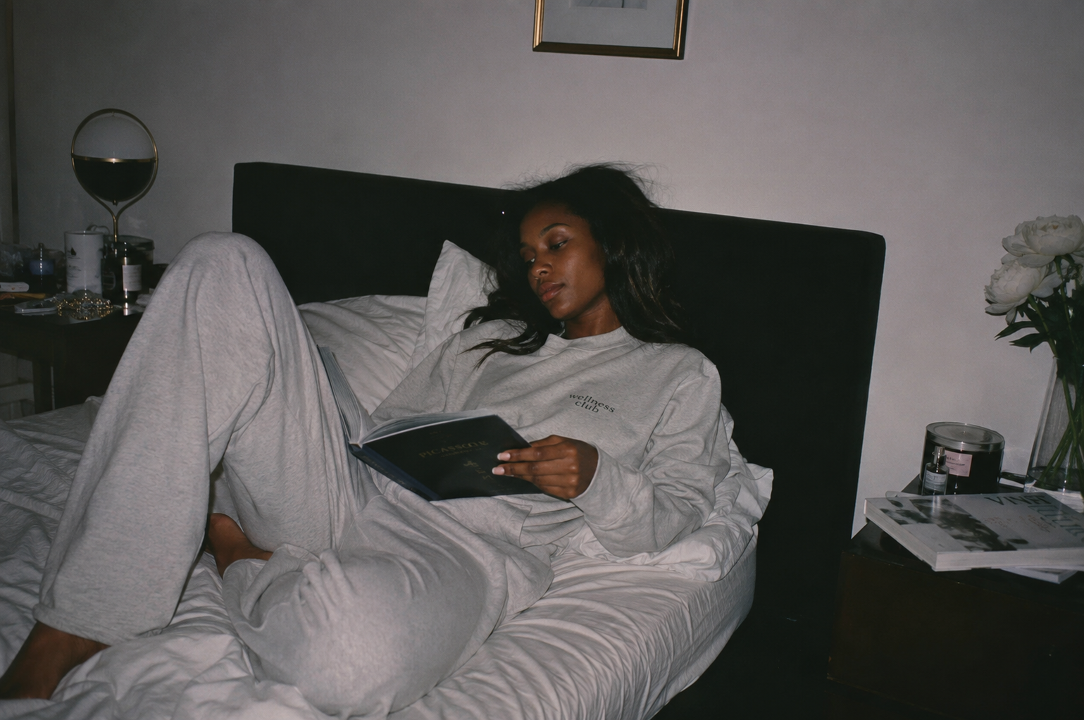 jeune femme lisant un livre au lit