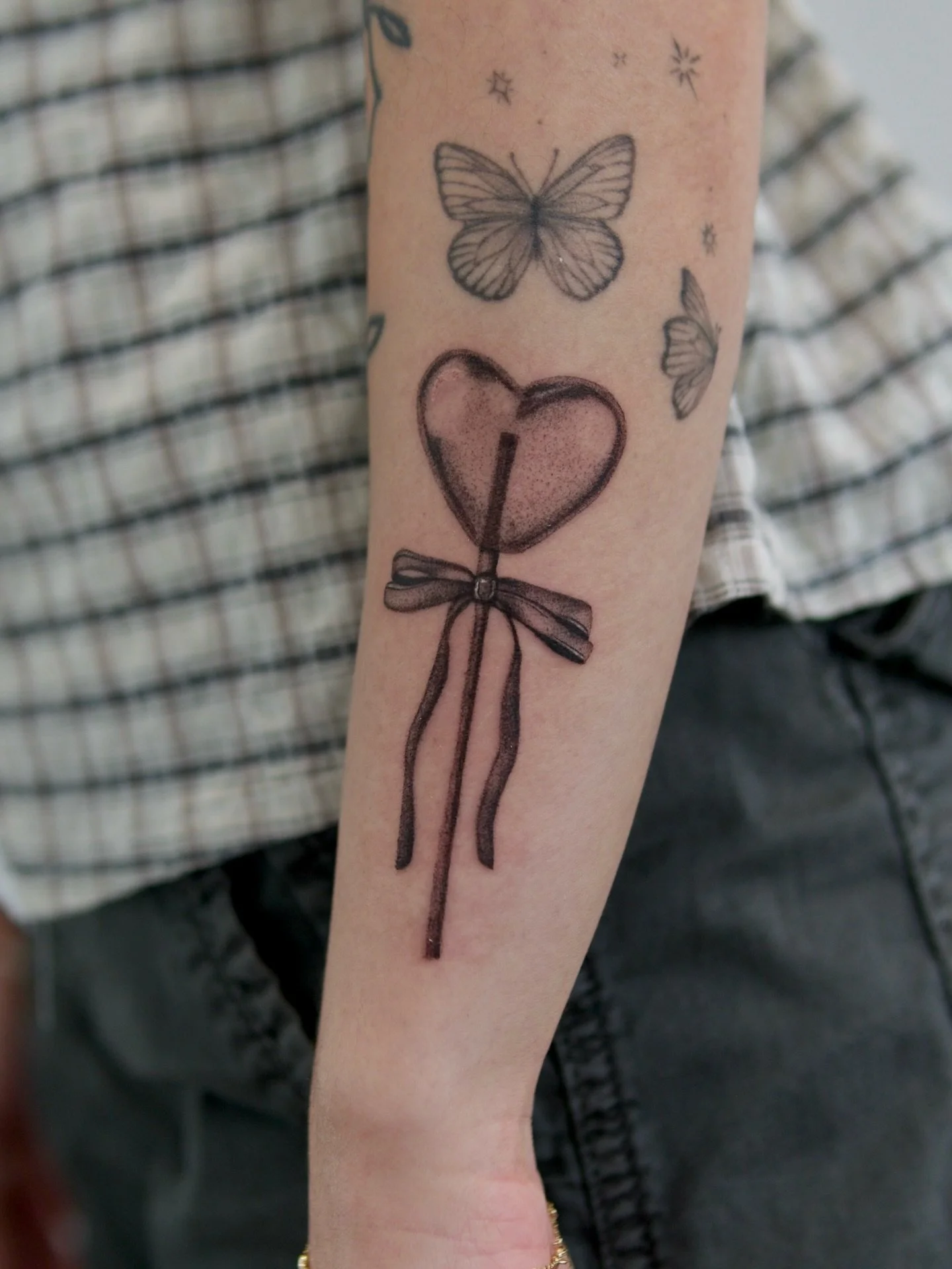 Heart lollipop for the wonderful Lami. I can&rsquo;t wait to also add some blackberries to her collection next month! Check out her absolutely unbelievable nail art @nailsbylamiii &hearts;️ 

#pnwtattoo #seattletattoo #lollipoptattoo#washingtontattoo