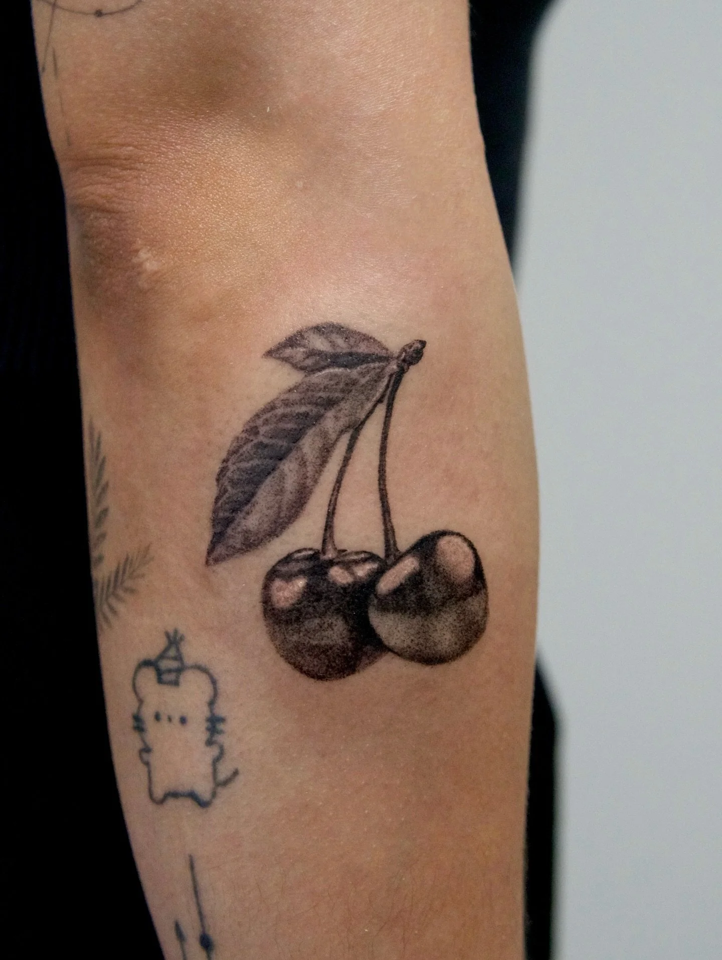 Cherries for Vivian from my flash! Would love to do more realistic fruits this summer!

#pnwtattoo #seattletattoo #cherrytattoo #washingtontattoo #finelinetattoos