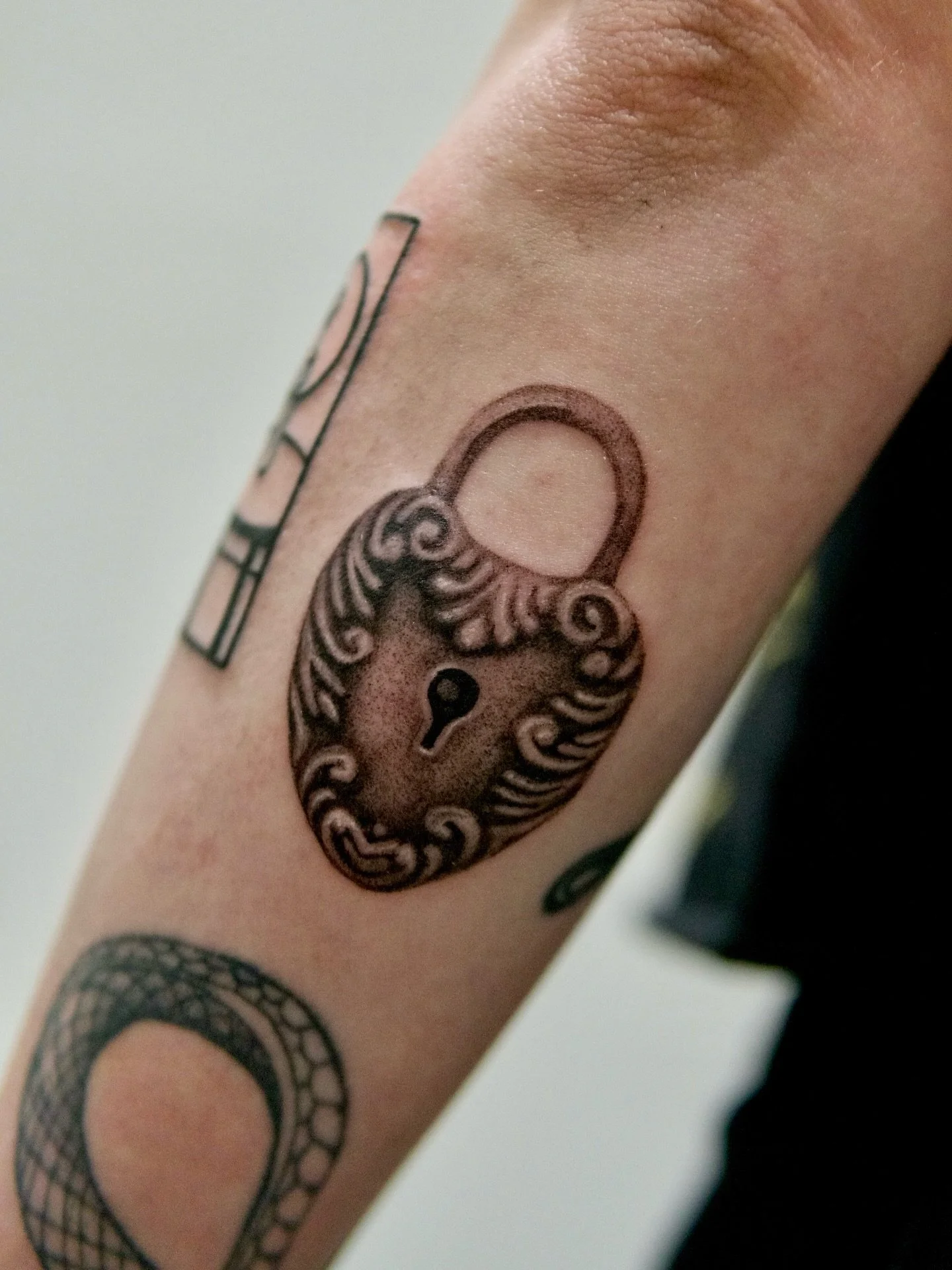 Heart locket for Danielle from my flash! Absolutely loved doing this piece. 

#pnwtattoo #seattletattoo #locktattoo #washingtontattoo #finelinetattoos