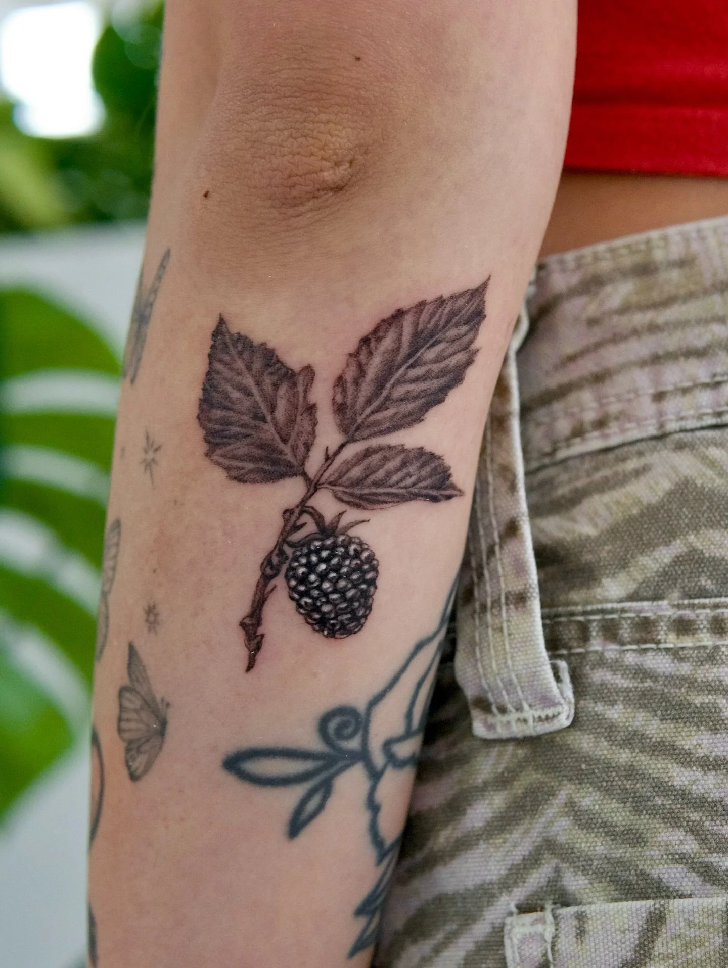 Blackberry from my flash for sweet Lami! Swipe to see the details in the berry close up. Also check out her amazing nail art @nailsbylamiii &hearts;️

#pnwtattoo #seattletattoo #blackberrytattoo #washingtontattoo #finelinetattoos