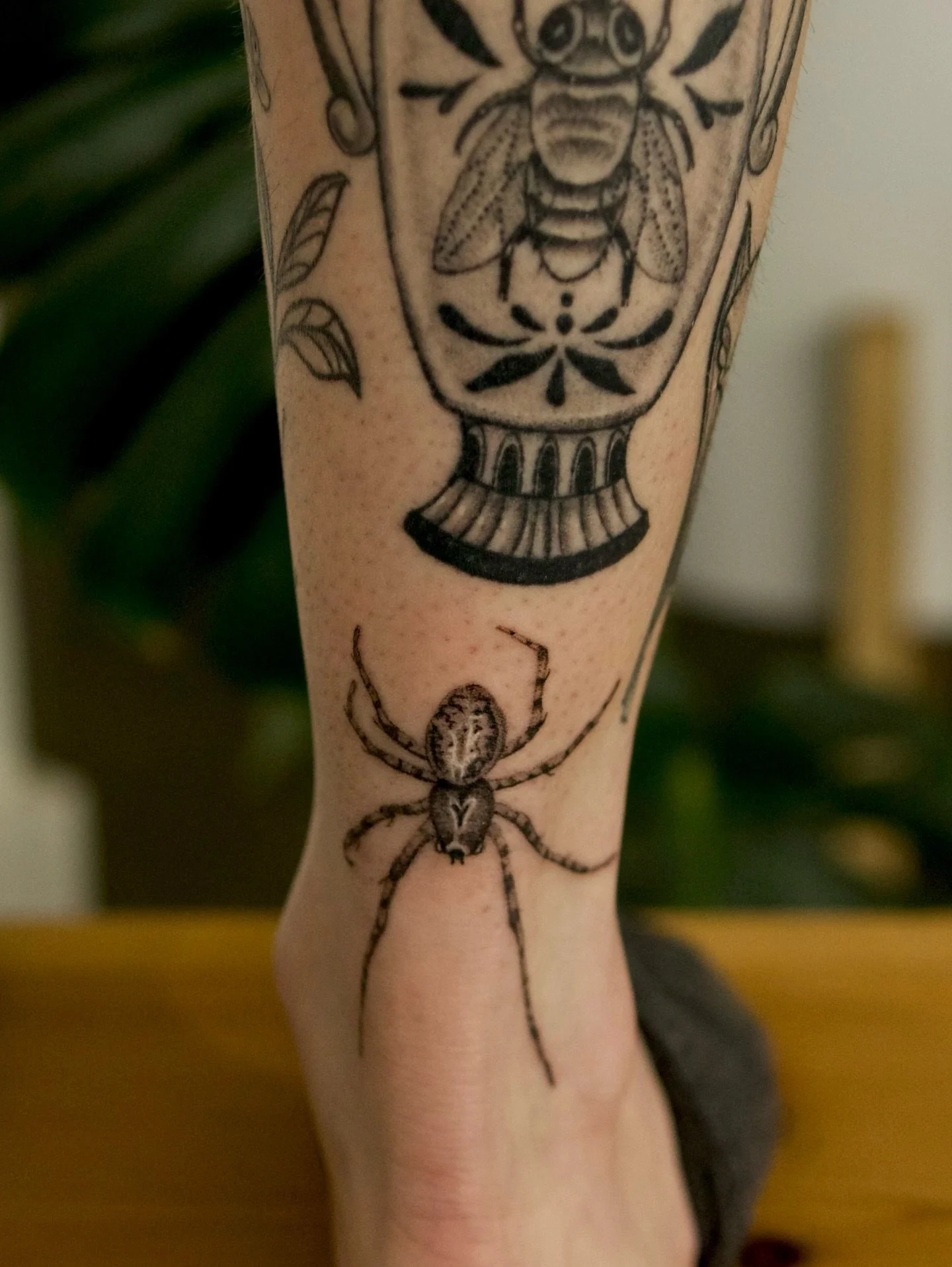 Orb spider and yellow jacket for Lucille. Can&rsquo;t wait to add two more insects in a couple weeks! 

#pnwtattoo #seattletattoo #spidertattoo #washingtontattoo #finelinetattoos