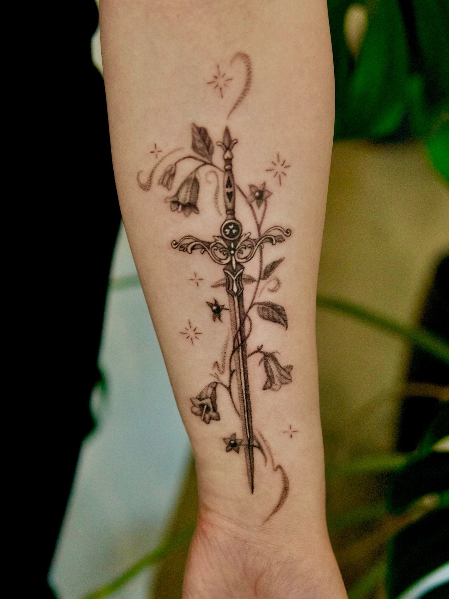 Custom sword and belladonna flowers for Eukia. Both items are beautiful and deadly in their own right which made for a perfect fantasy inspired tattoo. 

#pnwtattoo #seattletattoo #swordtattoo#washingtontattoo #finelinetattoos