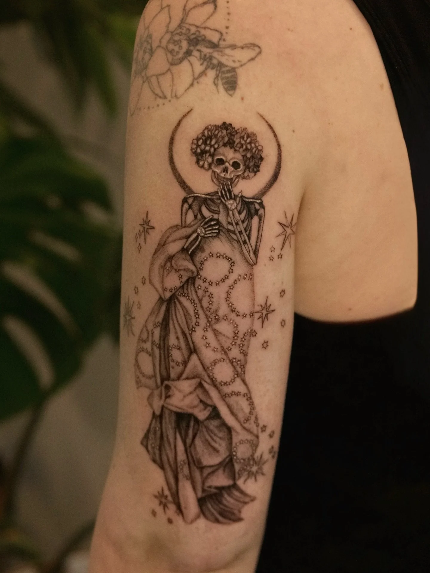 Inspired by Alphonse Mucha&rsquo;s &ldquo;The Moon,&rdquo; but with a skeletal twist. I loved combining the abstract elements of the original with realism in this piece. Swipe to see the original. 

#pnwtattoo #seattletattoo #skeletontattoo#washingto